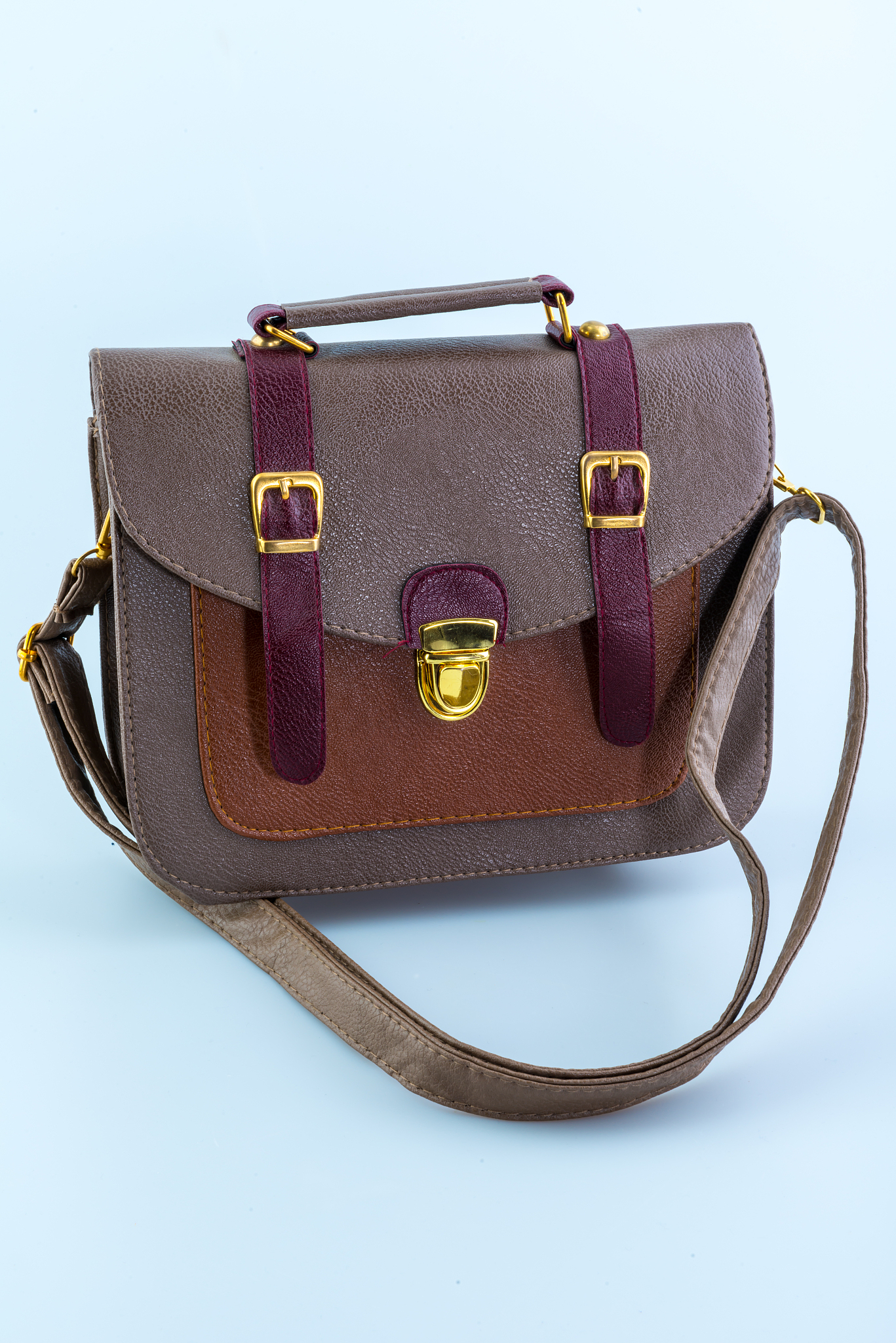 一位亚马逊卖家 你正在做一款时尚女士手提包的详情页的海报文案请你用英语写一个符合美国人审美的文案 吸引顾客购买 50词