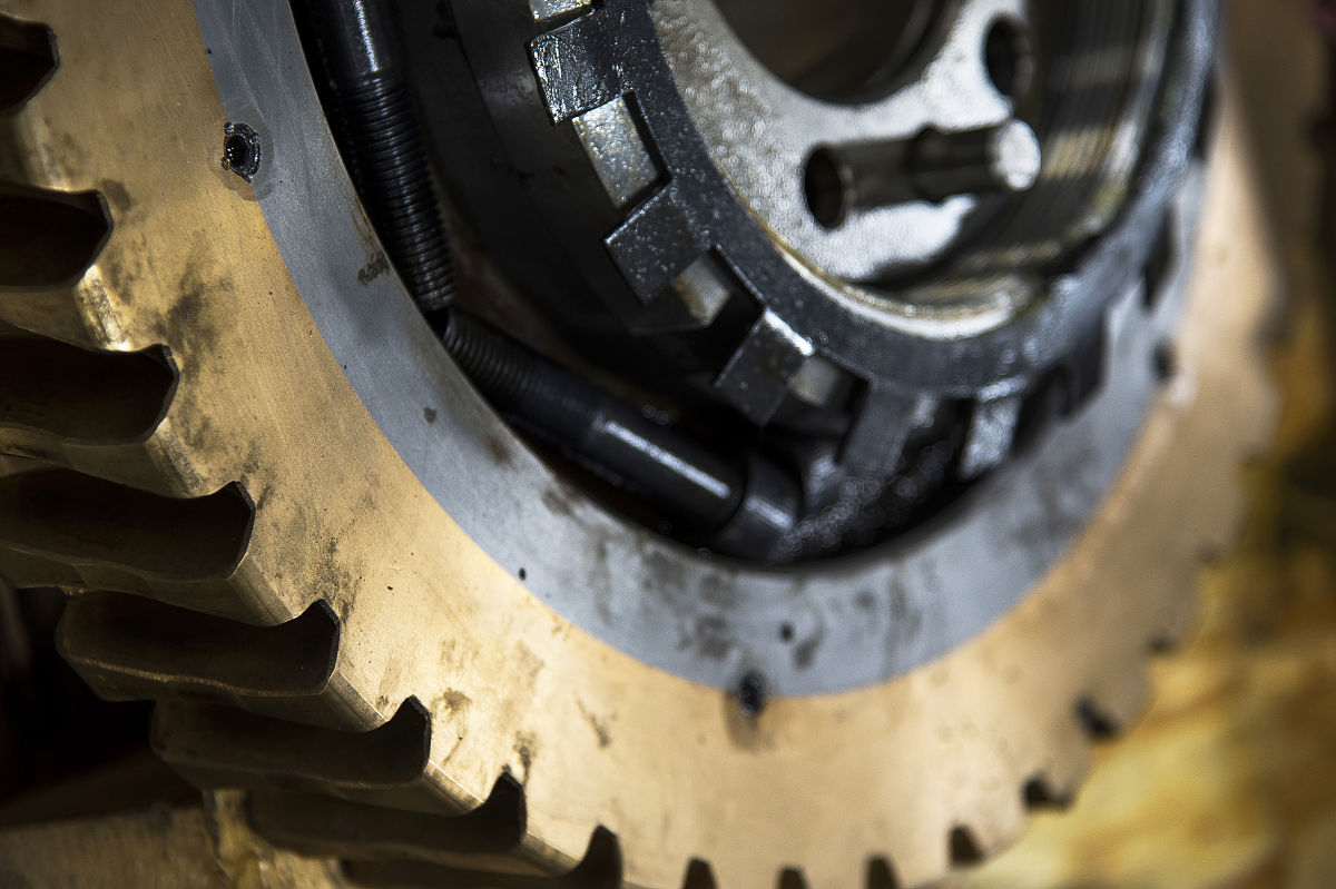 奥铃大黄蜂CTS9 飞轮齿圈观察口位置 - 维修指南