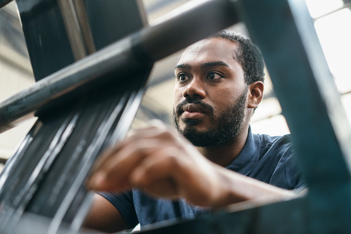 作为产品经理开发一款虾蟹壳类回收用于制作生物降解塑料网站用户定位以及他们的用户画像可以怎么设置