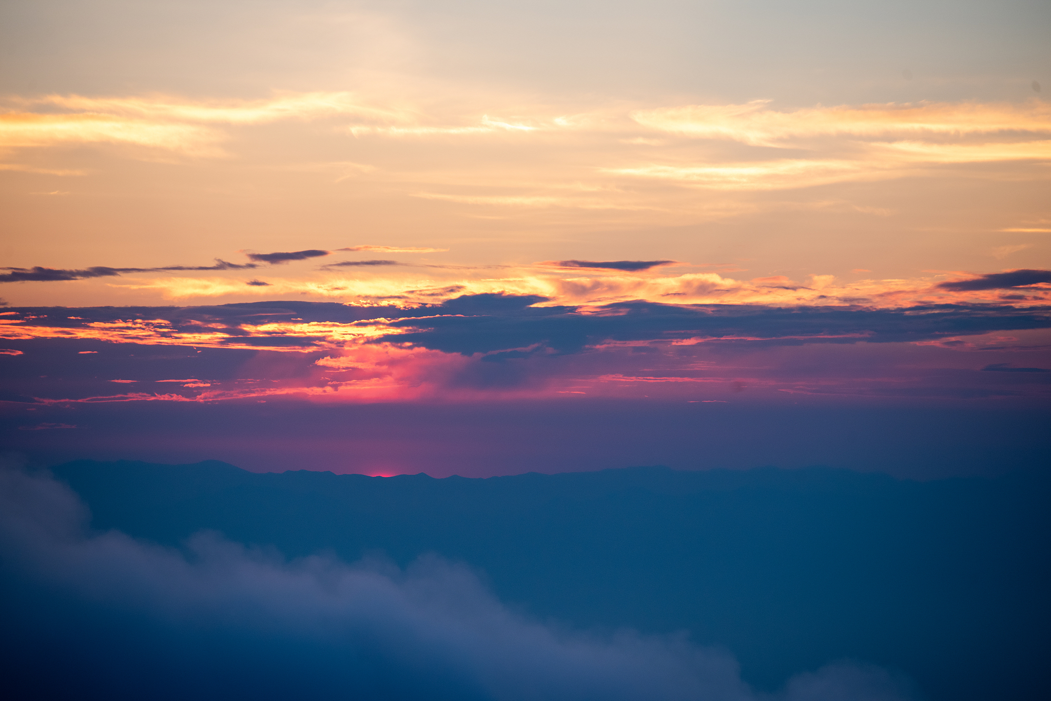 站在山上的观景台看夕阳的山脚