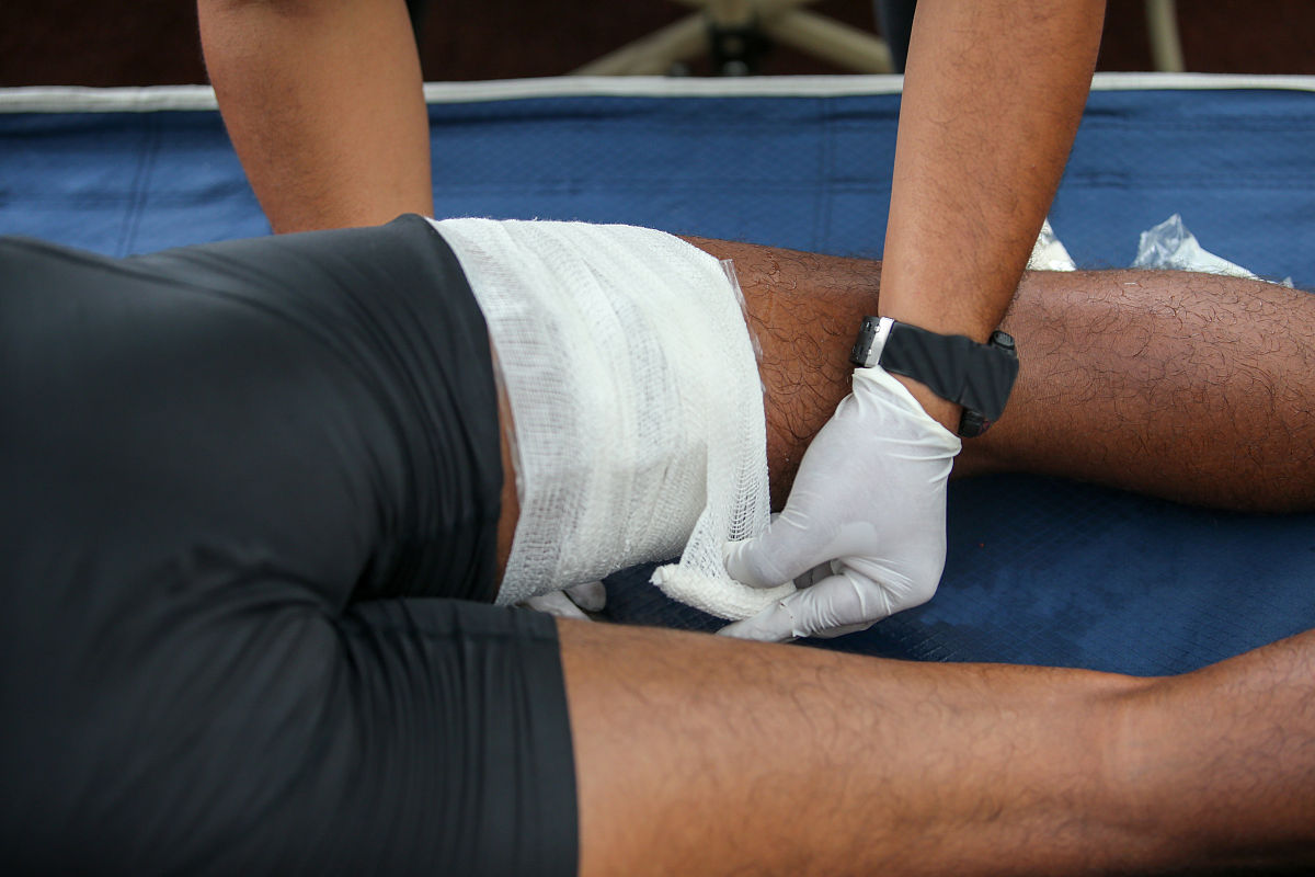 你现在是个医生高尔夫球肘伴有肌腱粘连怎么办炎症情况不算太严重但是持续时间超过1个月了。如果实施封闭注射进行消炎的话请给出具体药物名称。