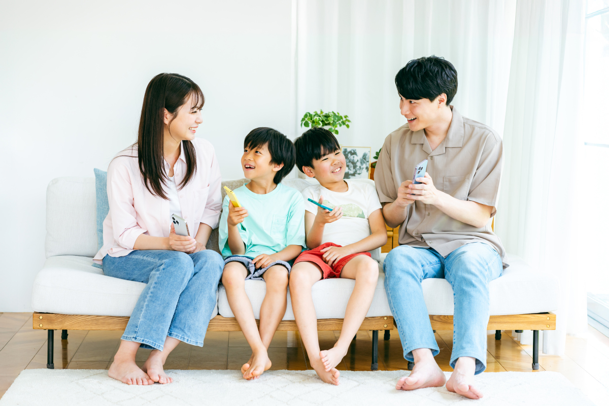 让孩子和祖父母一起看电视