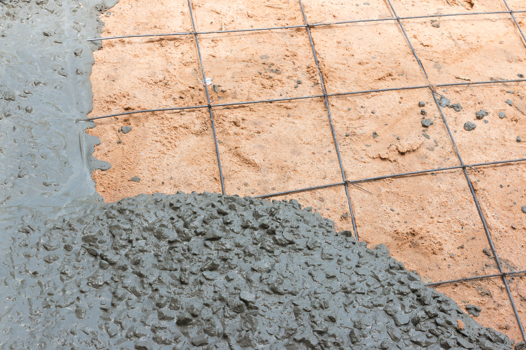 如何用另一种方式表达'不同水胶比和骨料都会影响混凝土颜色'？