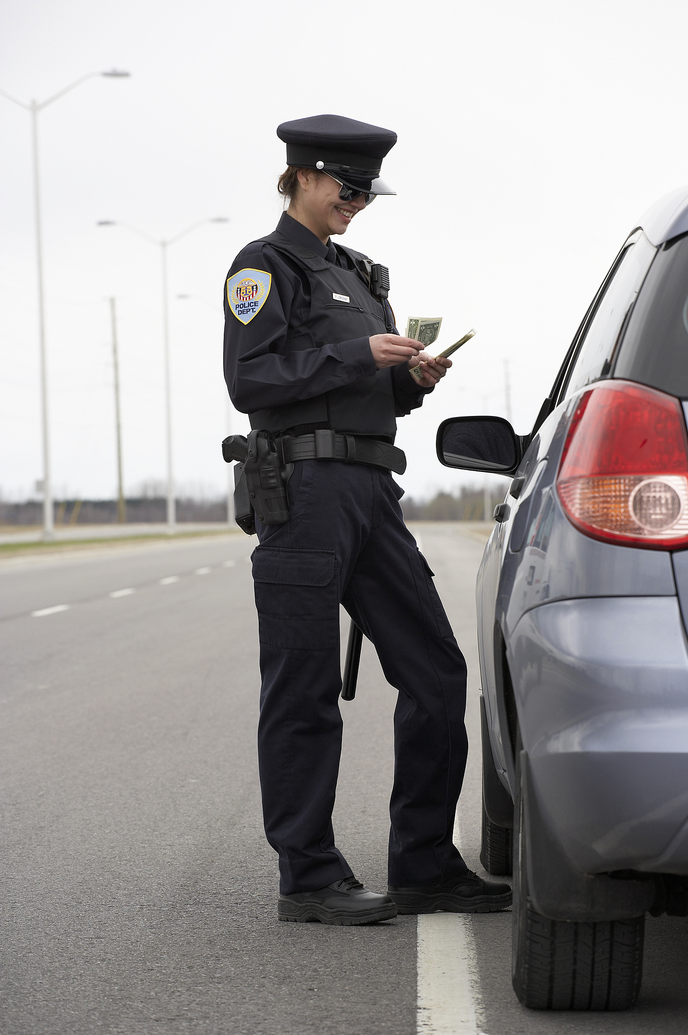 深圳辅警工资待遇详解：月薪、福利及晋升