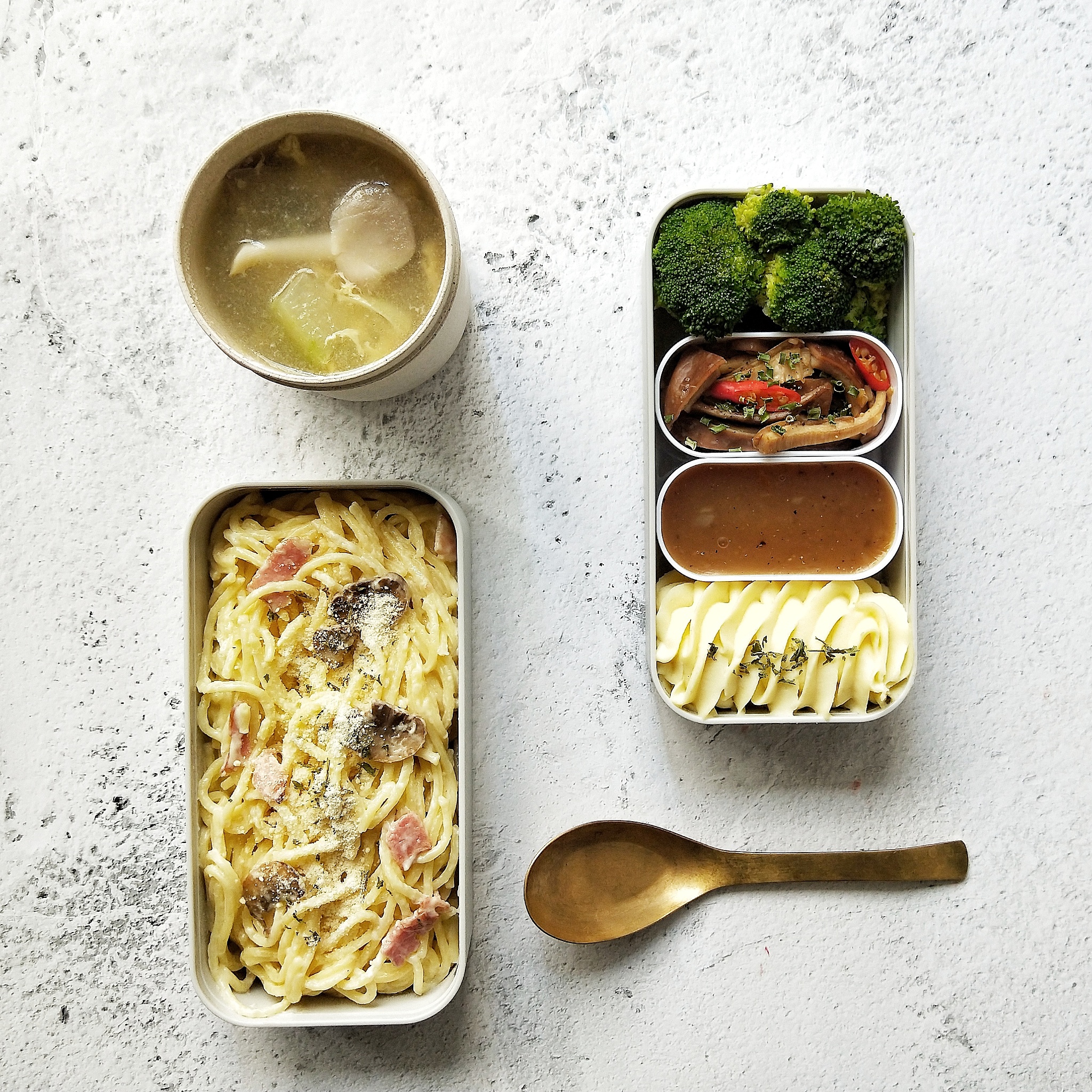 以Excel表格的形式描述拍摄美食VLOG的步骤以及怎么运镜和台词