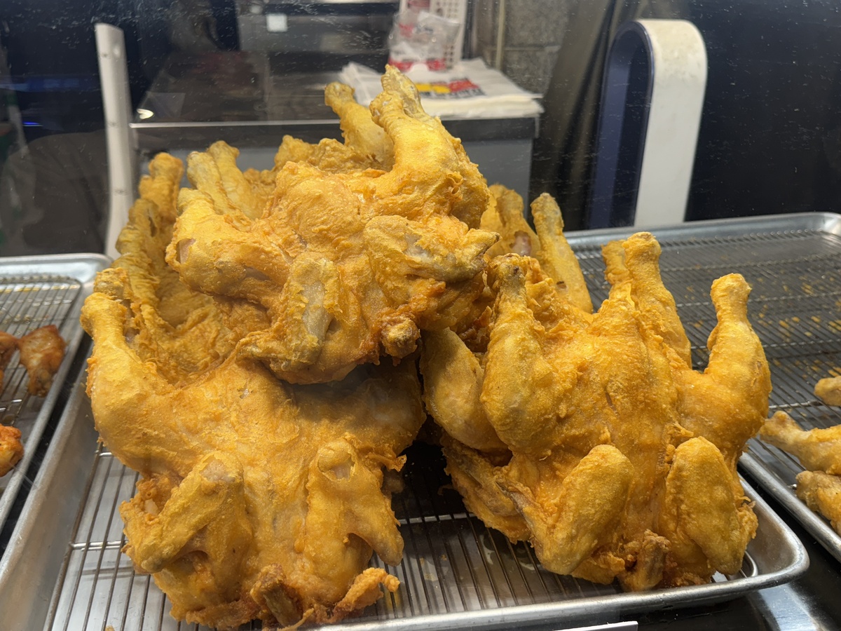 超赞炸鸡店！酥脆鲜嫩，酱料绝配！