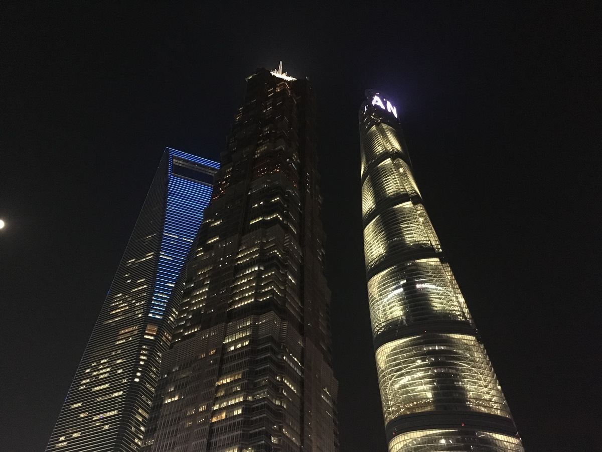 上海经济地位概括：金融中心、贸易枢纽、科技创新、服务业领头羊