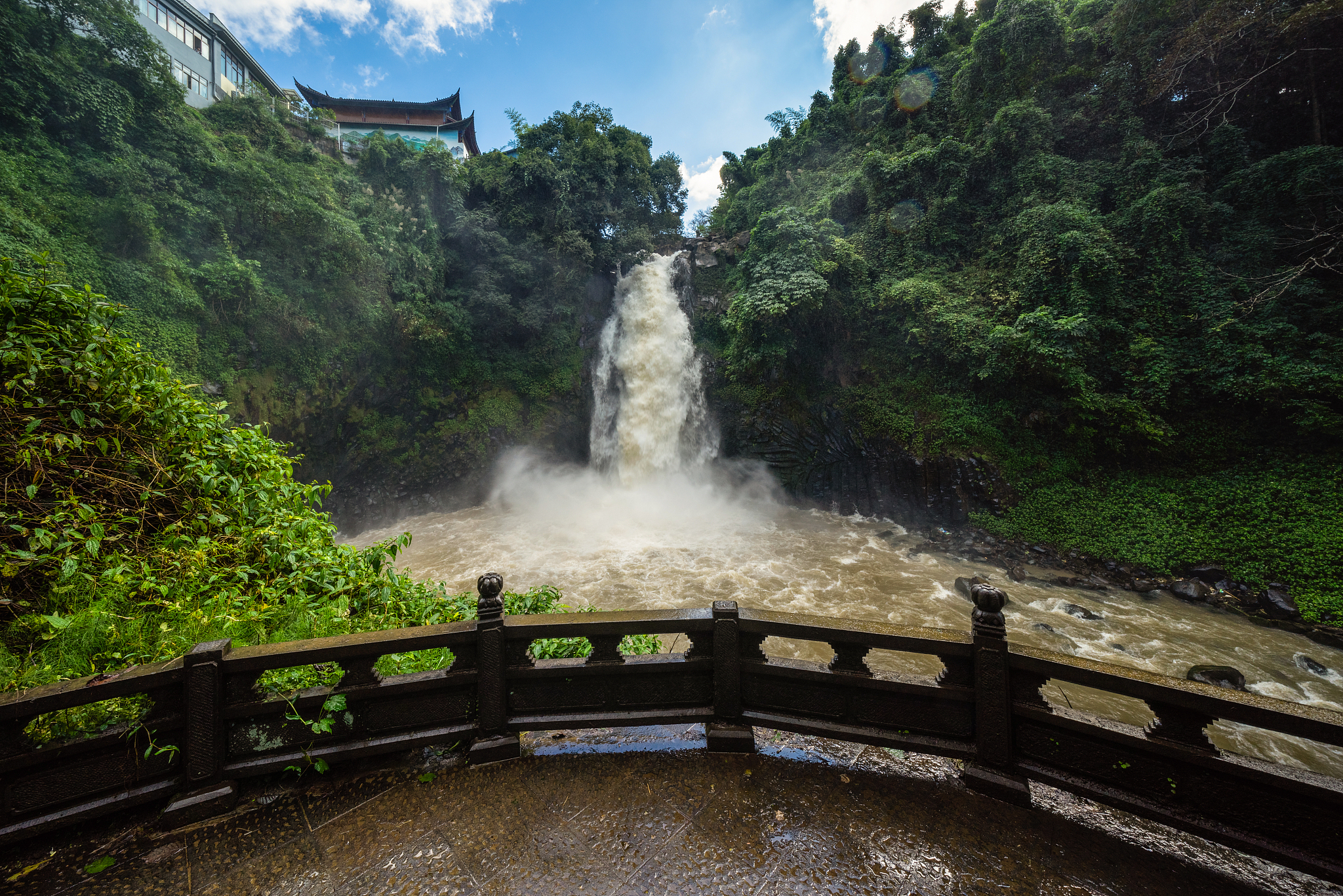 一条河有12米宽河上每隔1米有一块凸出水面的石头一只青蛙一次可向前跳1米或者2米假设青蛙不能往后跳那么青蛙有多少种方式可以过河