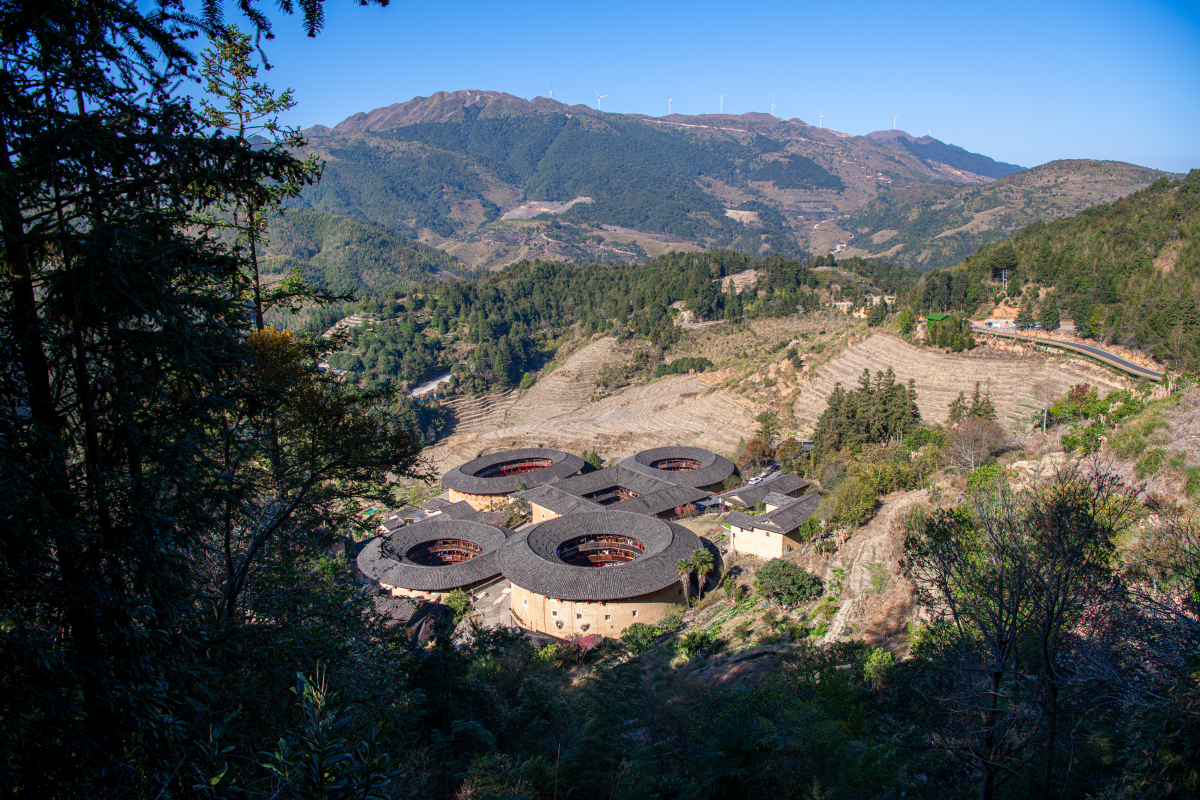 福建土楼,也叫福建圆楼,坐落在风景如画的福建南部,是中国传统民居