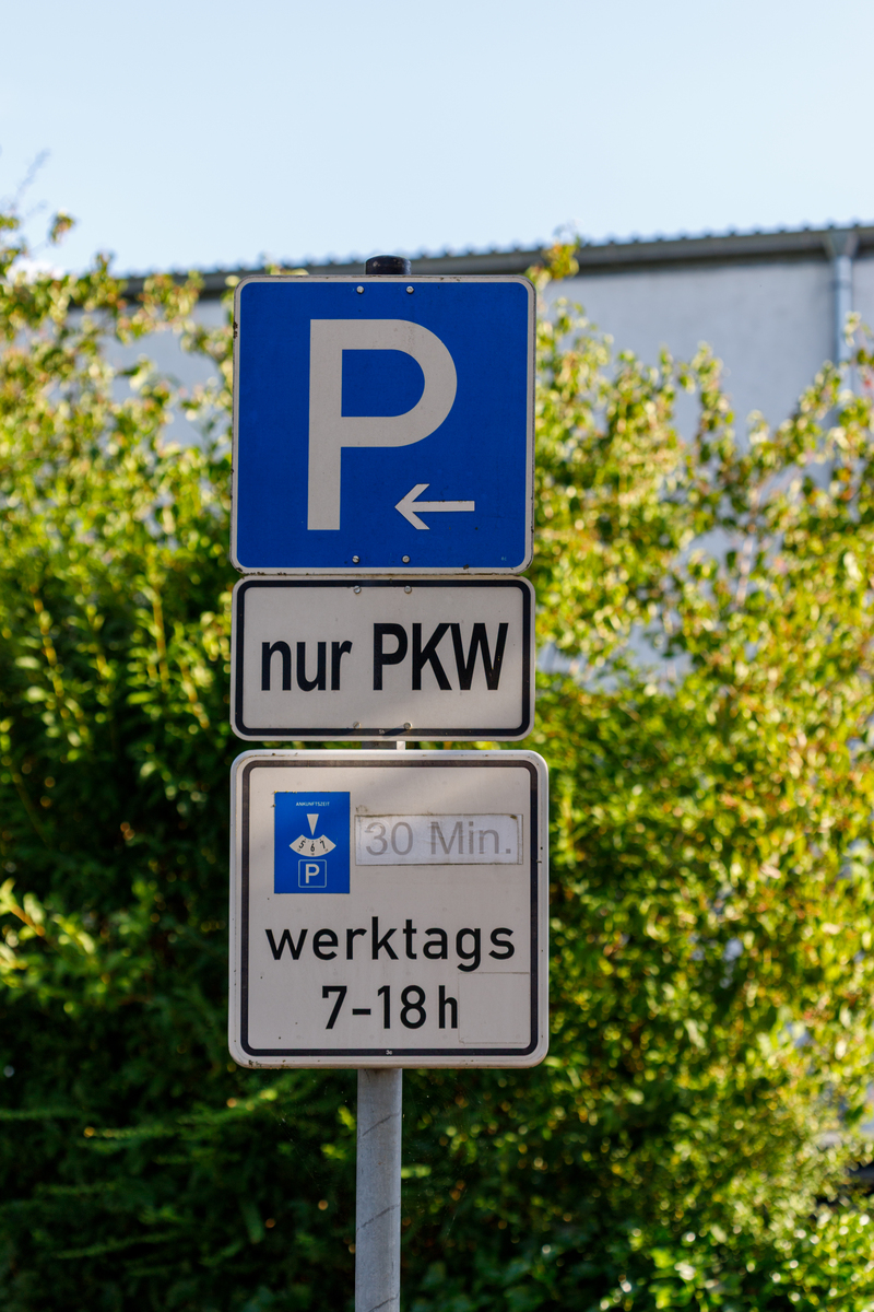 停车场英文翻译：Parking Lot、Parking Area、Parking Garage