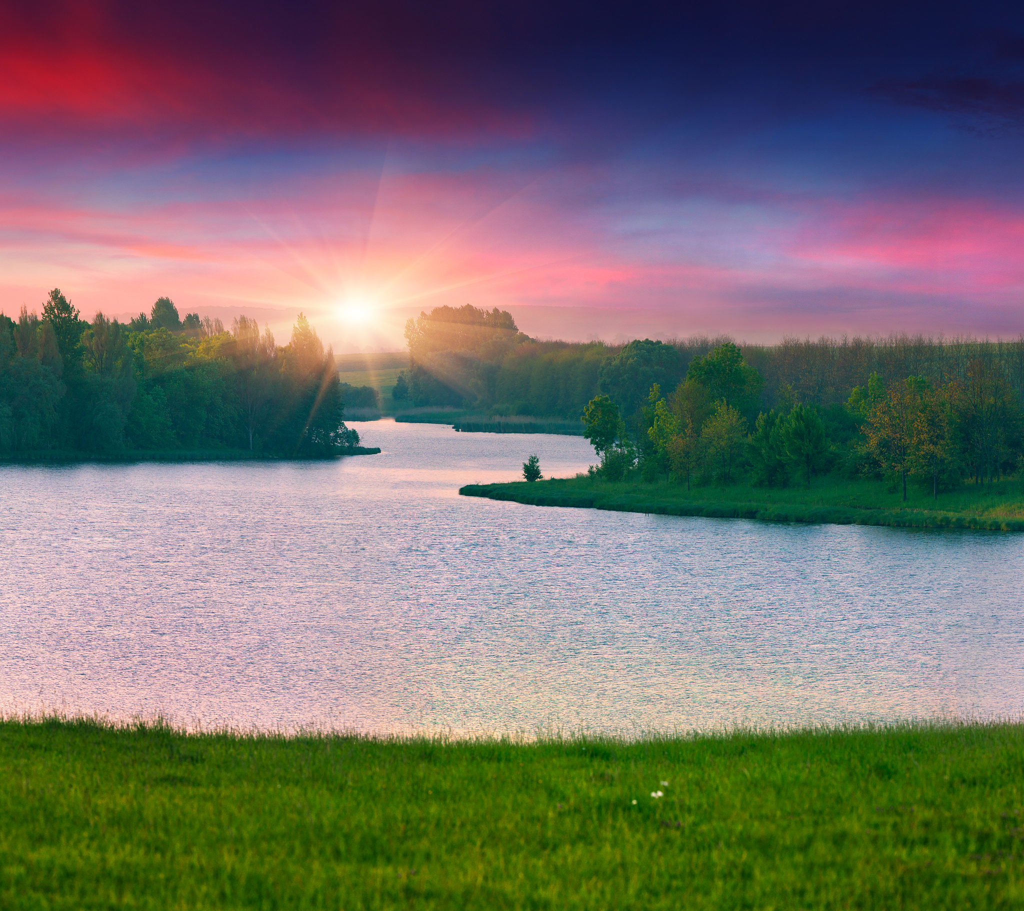 清晨湖畔，一幅如诗如画的自然美景