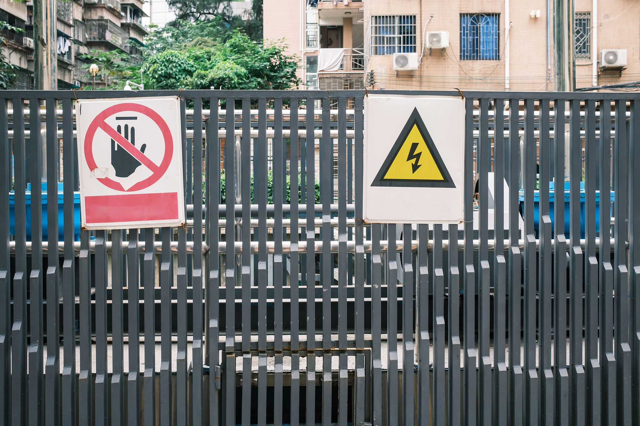 改写下面一段话，降低论文查重率
张海玲建立了基于科学发展观的建筑安全风险管理模式，从而全方位、多角度控制建筑安全风险，形成保证生财产安全的长效机制。