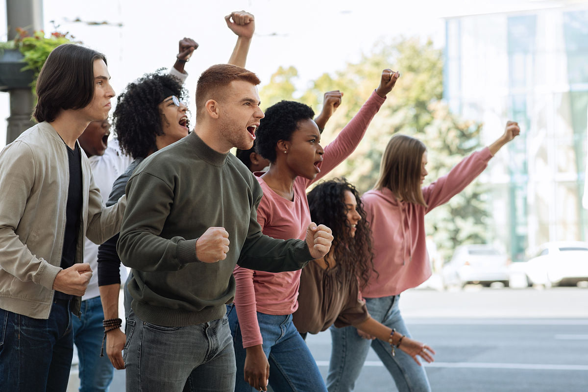 班级口号：团结、积极、友爱、激情，共创辉煌！