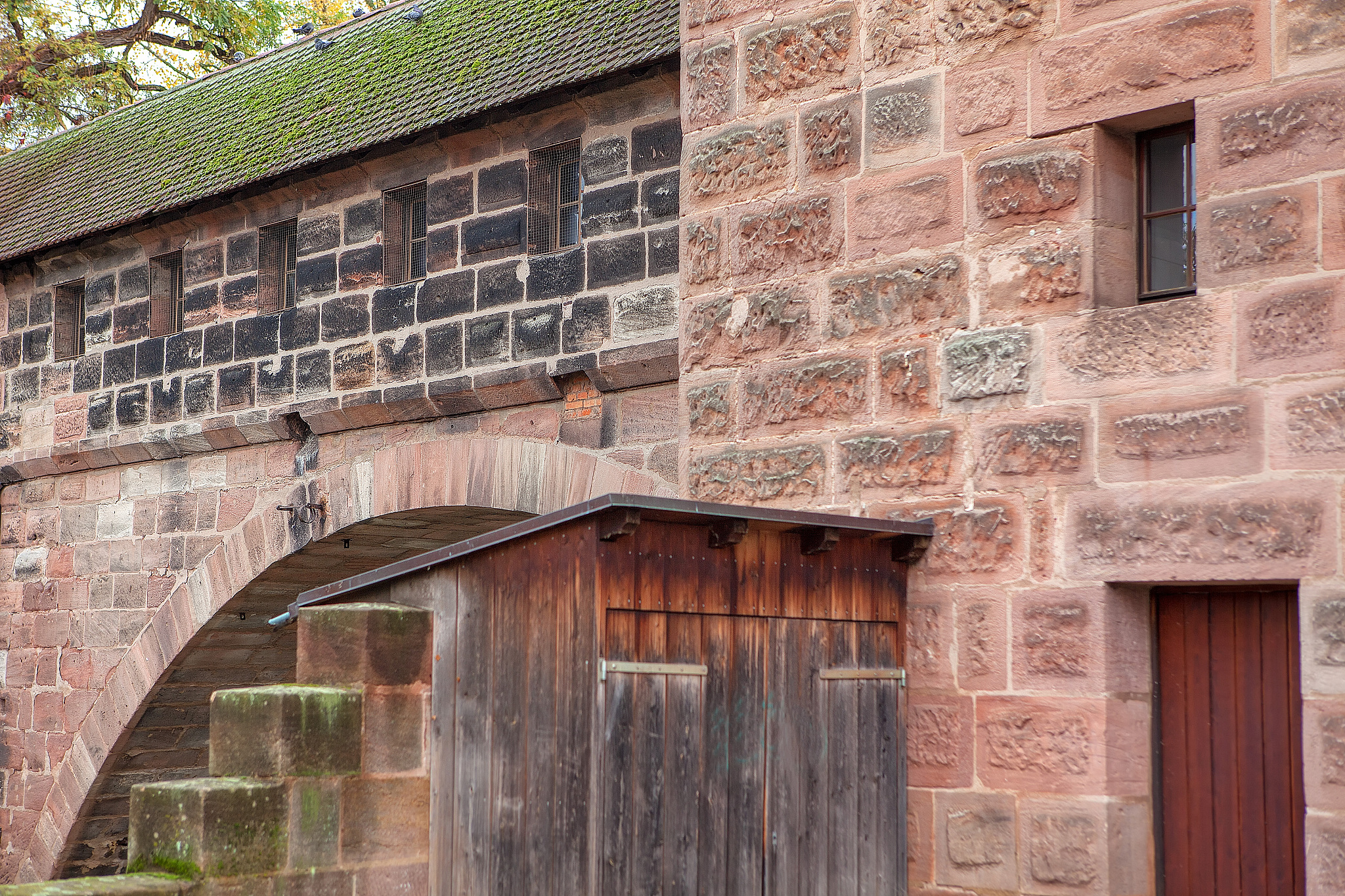 砖木结构适用范围：影响因素和案例分析