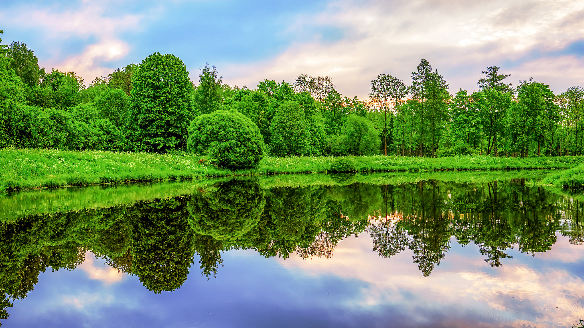 清澈湖水，绿如翡翠：300字描写湖水之美