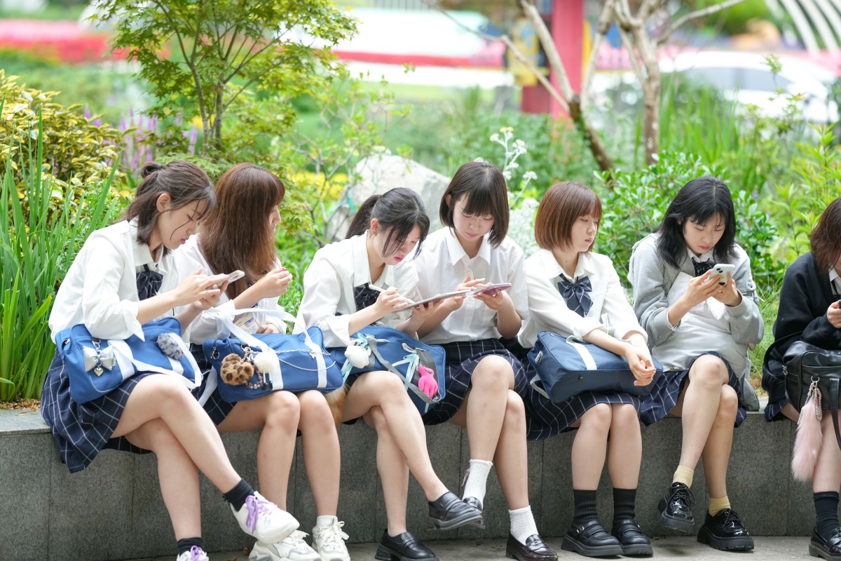 校园摄影剧本：小A和小B的拍照之旅