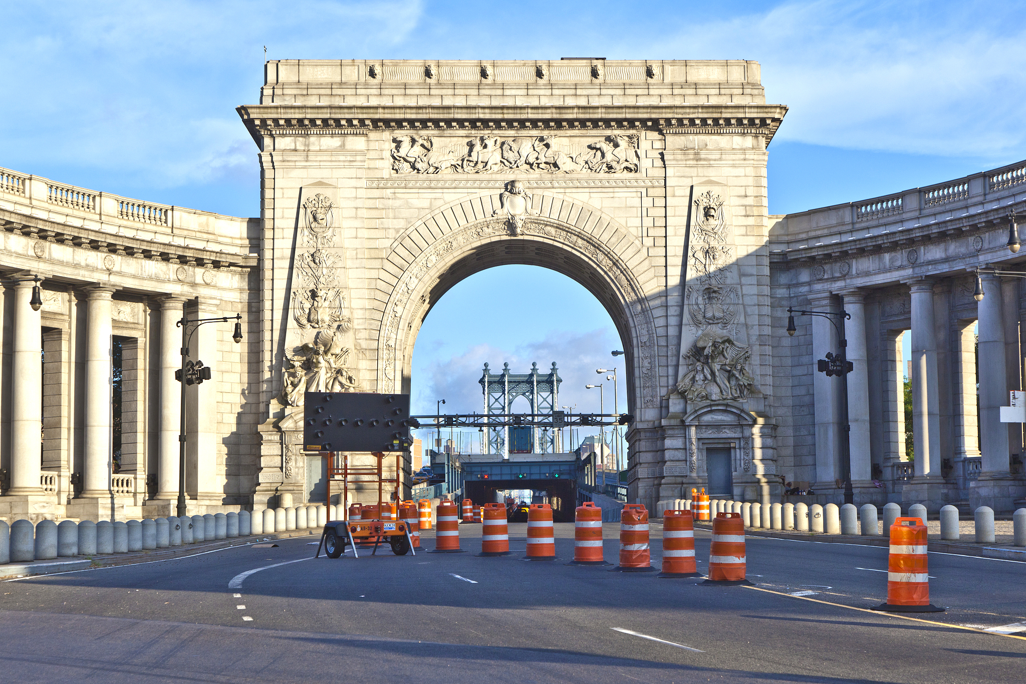 gate to manhattan bridge via the triumphal arch and colonnade