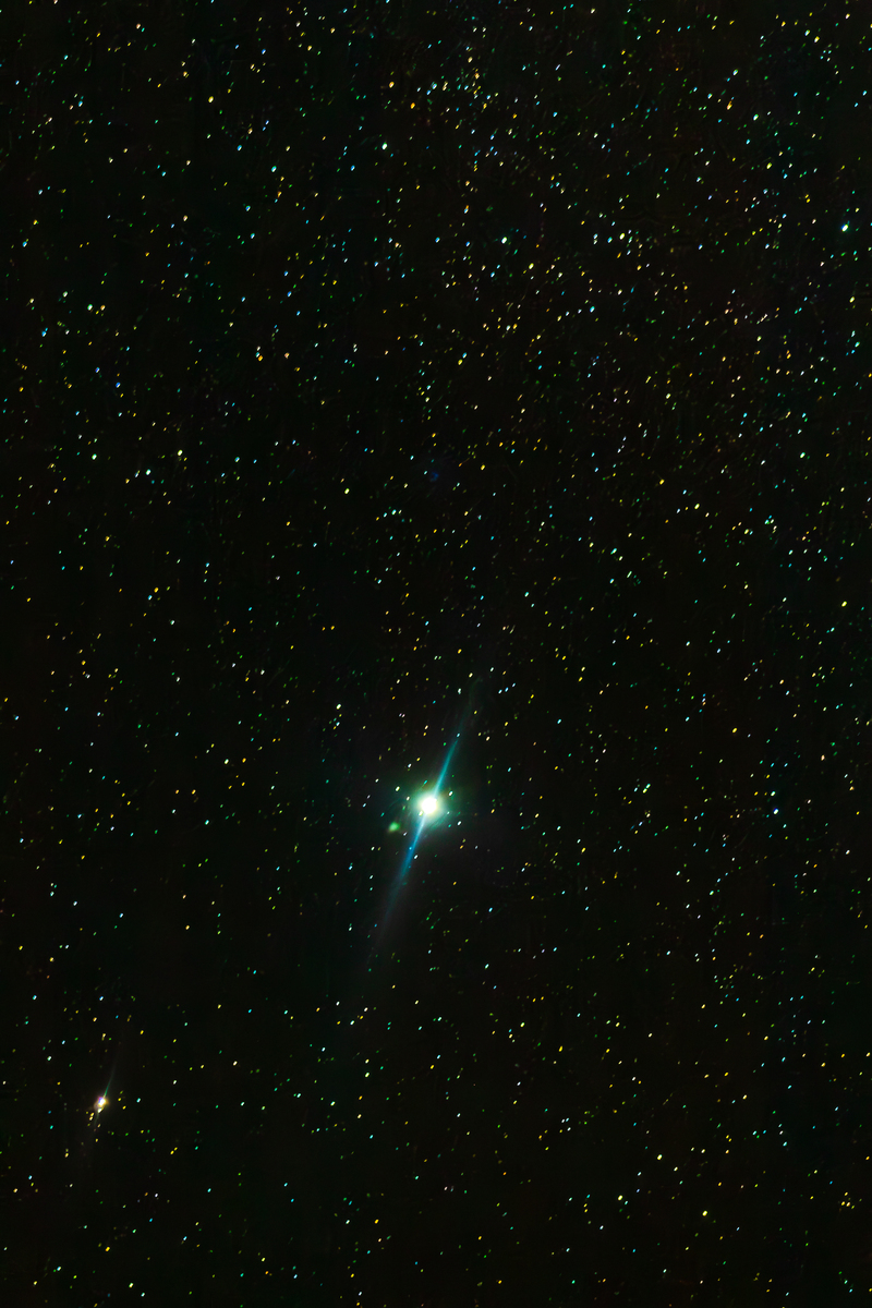 深邃宇宙中,一颗明亮的行星在无数星辰间闪耀