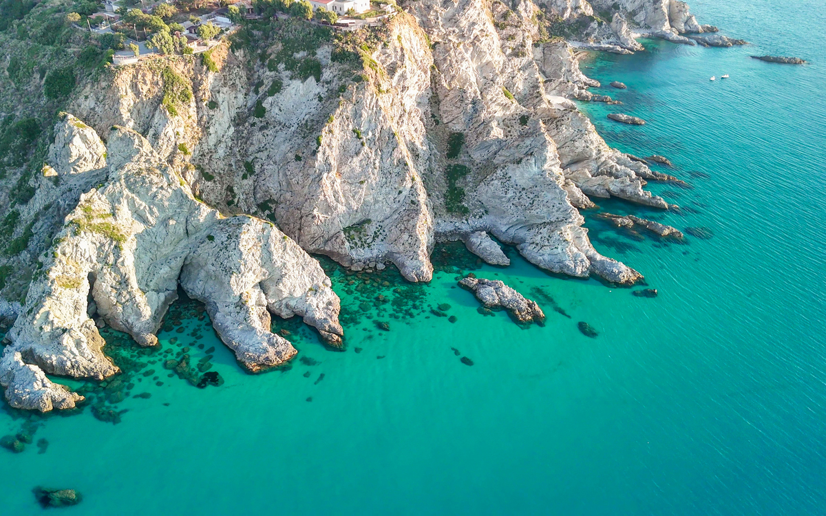 卡拉布里亚卡波瓦蒂卡诺海岸的夏季航拍全景,拥有清澈
