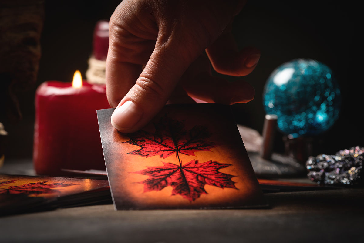 如果你是一位创业者准备创业做塔罗牌项目你觉得可以怎么做？写一份简单的方案给