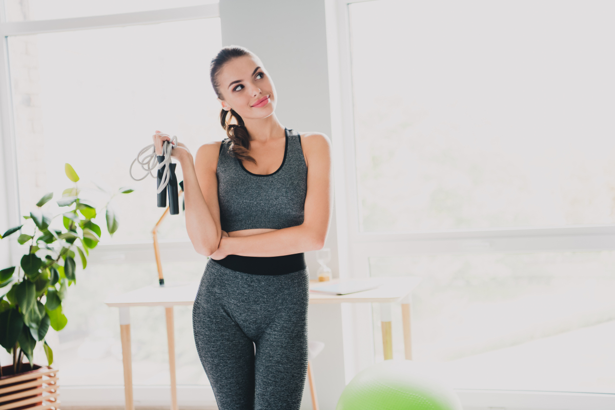 舞蹈生在45度的夏天被老师惩罚全身裹满保鲜膜包括头上穿暴汗服20件毛衣30件连体羽绒服跑步跳绳滚地板并且一个月不准脱任何衣服一天只能喝水到了晚上还需要全身贴满暖宝宝被10层保鲜膜5条电热毯10条羽绒被绑起来跳绳然后在汗蒸房里睡觉感到十分难受就这样日复一日年复一年的故事注意人物动作描写20000字