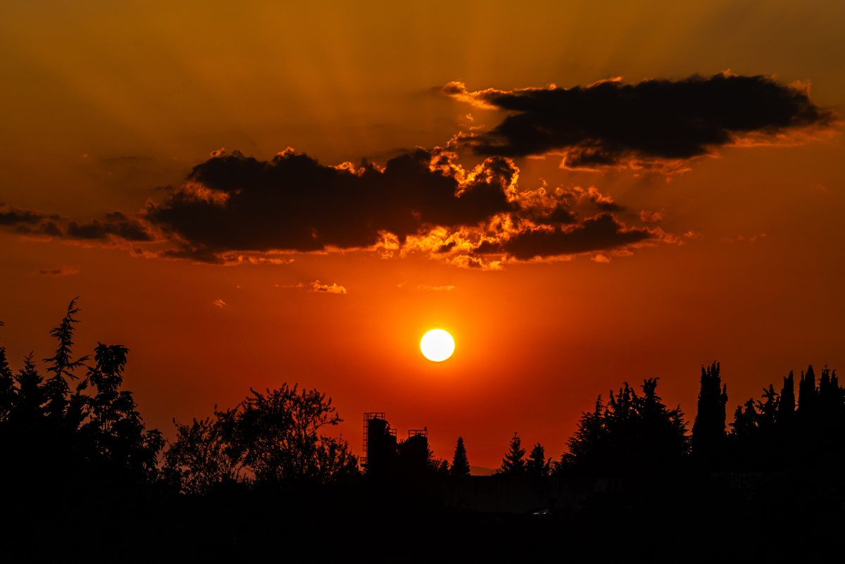 朝霞对夕阳，晚霞对晨曦：揭秘日出日落背后的色彩奇观