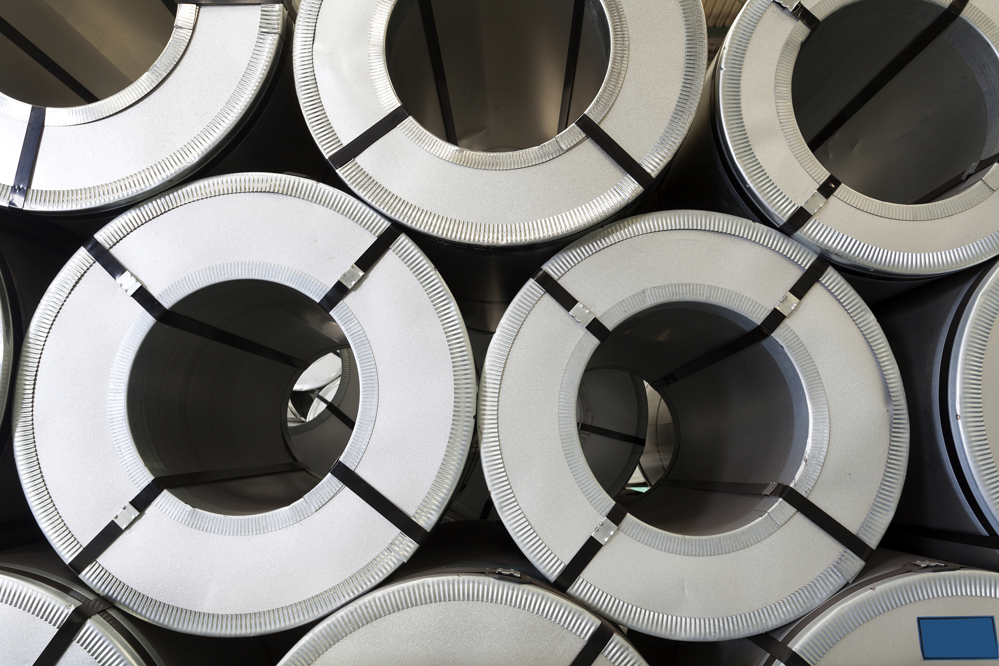 你是一名博士生导师这是一篇硕士论文的部分内容请你对内容、格式、排序等方面进行润色要求润色后使得文章表达的更加清晰和流畅： 钢材作为重要的基础材料在日常生活中的应用十分广泛涉及建筑、汽车、航空航天等众多领域同时还是国家经济水平和综合国力的重要标志。我国钢铁产量从1996年起已经连续26年保持世界第一但据2023年初统计由于新冠疫情等因素的影响2022年全国生铁、粗钢及钢材产量同上年同期相比分别下