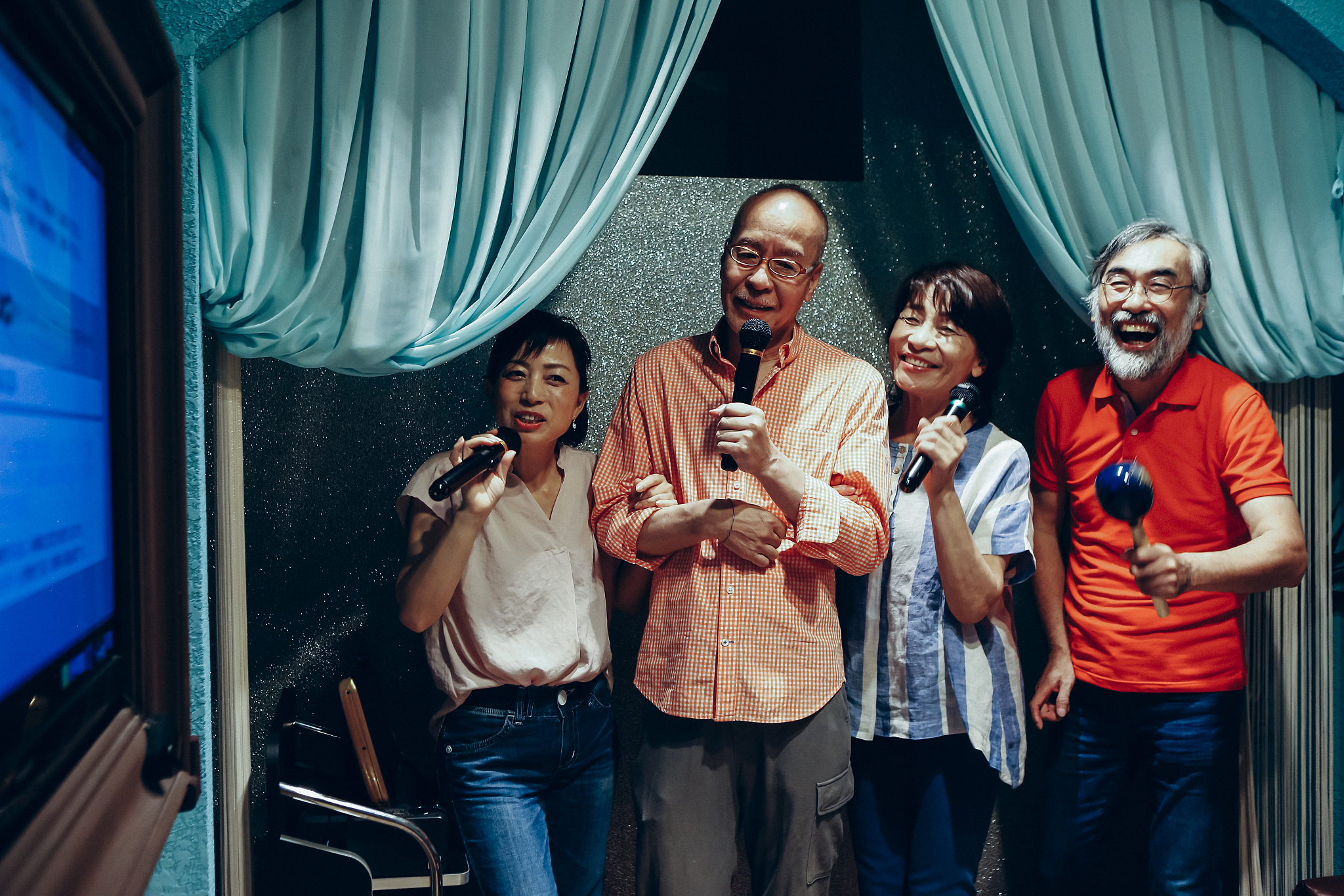 请帮我把上面的剧本加上一个6个人在一起聊天的结尾