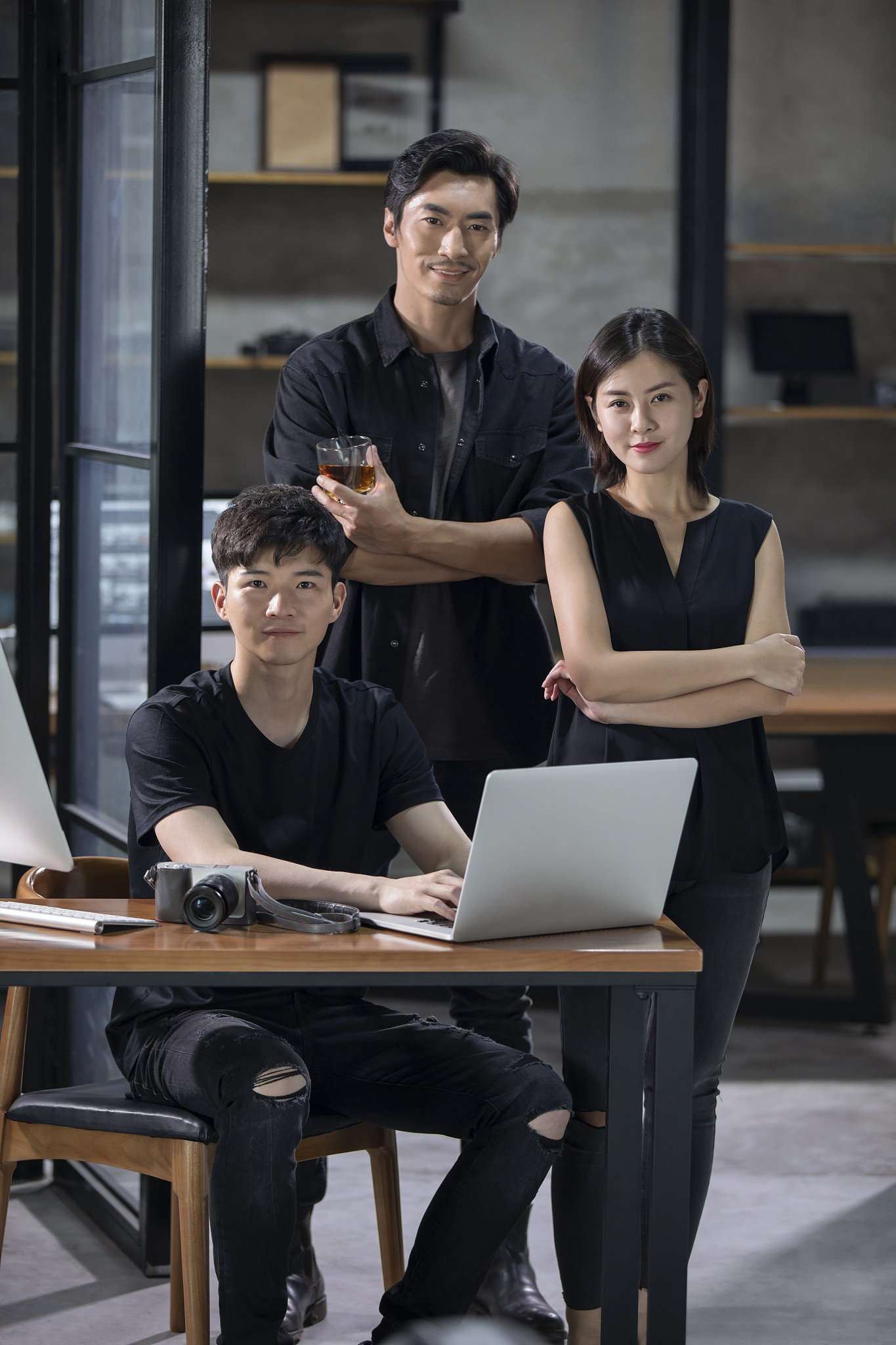 帮我以市场营销经理视角写一篇关于创办摄影工作室的一篇一千二百字左右的走访报告。按照以下框架填写。一：创业地点二：创业者与创业团队 1创业者2团队组成3团队成员个体优劣势分析4团队分工5 团队总体分析。三：创业动力与创业类型四创业过程的特征。五创业精神。六创业资源。七创业风险的识别和规避。