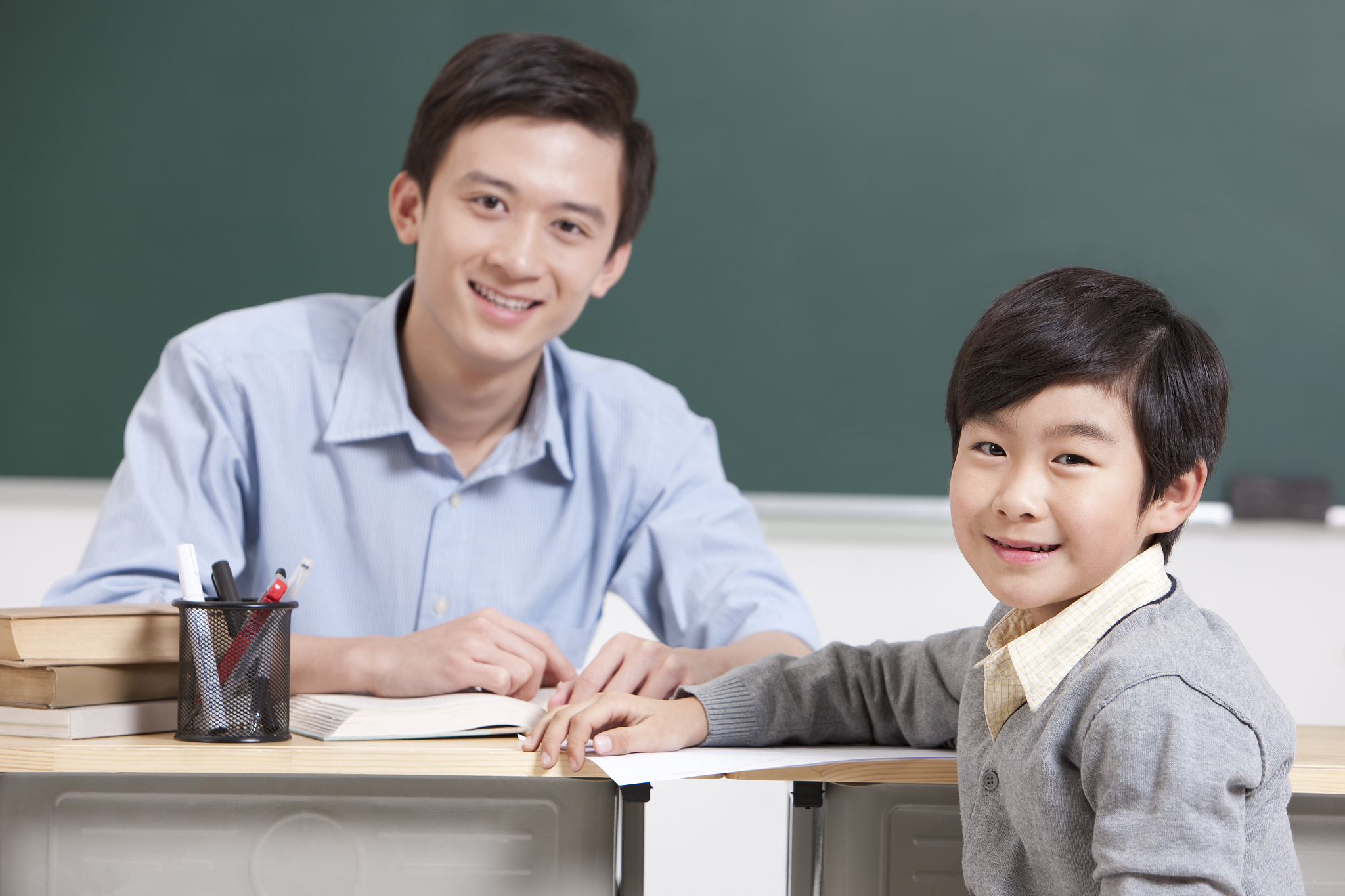 教室里的老师和小男生