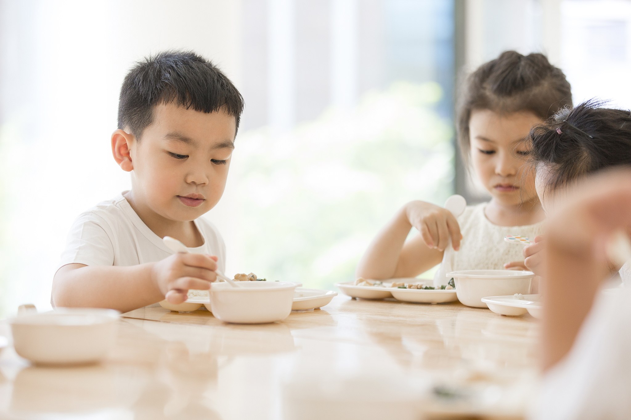 孩子在餐桌上，要养成这5个好习惯！你的孩子都做到了吗？
