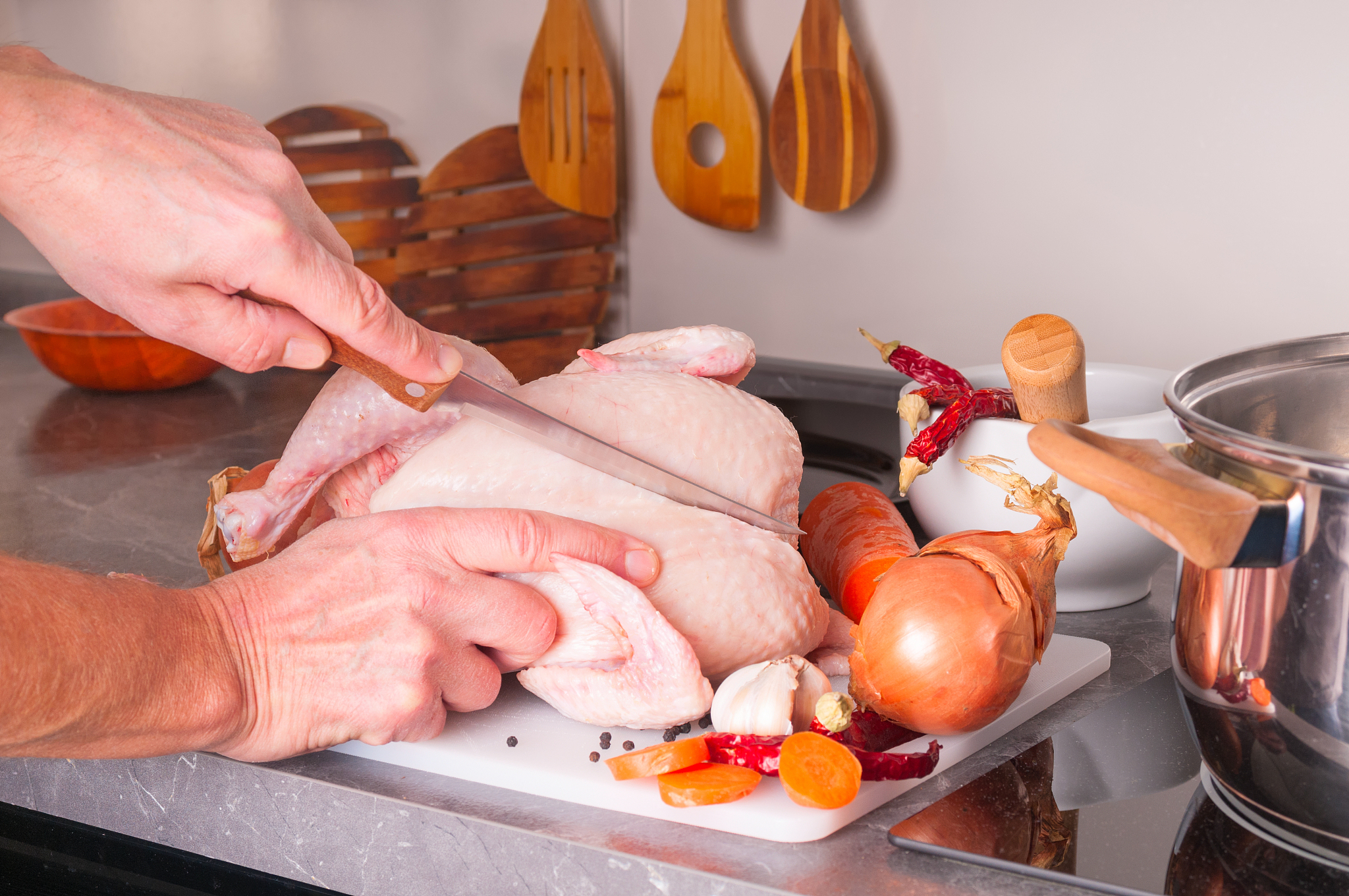 鸡汤放一夜变酸的原因：蛋白质、维生素和细菌的影响