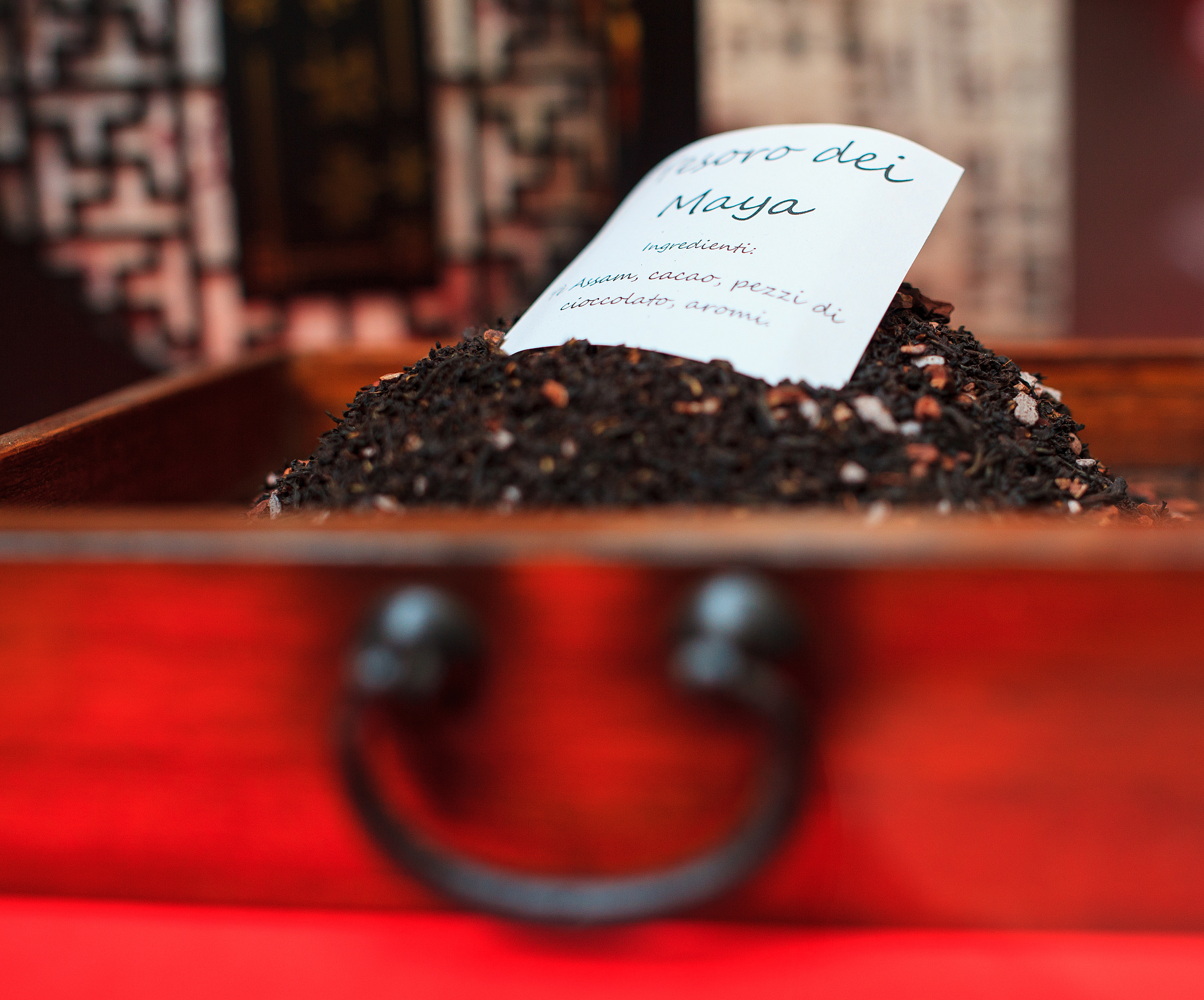 HEYTEA is a well-known bubble tea chain shop in China. Can you write an essay outline to analysis its impact in terms of economic factor?