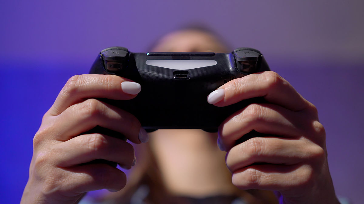 在laya中 模拟射击类游戏在移动相机时使相机晃动使用js语言进行描述添加详细解释