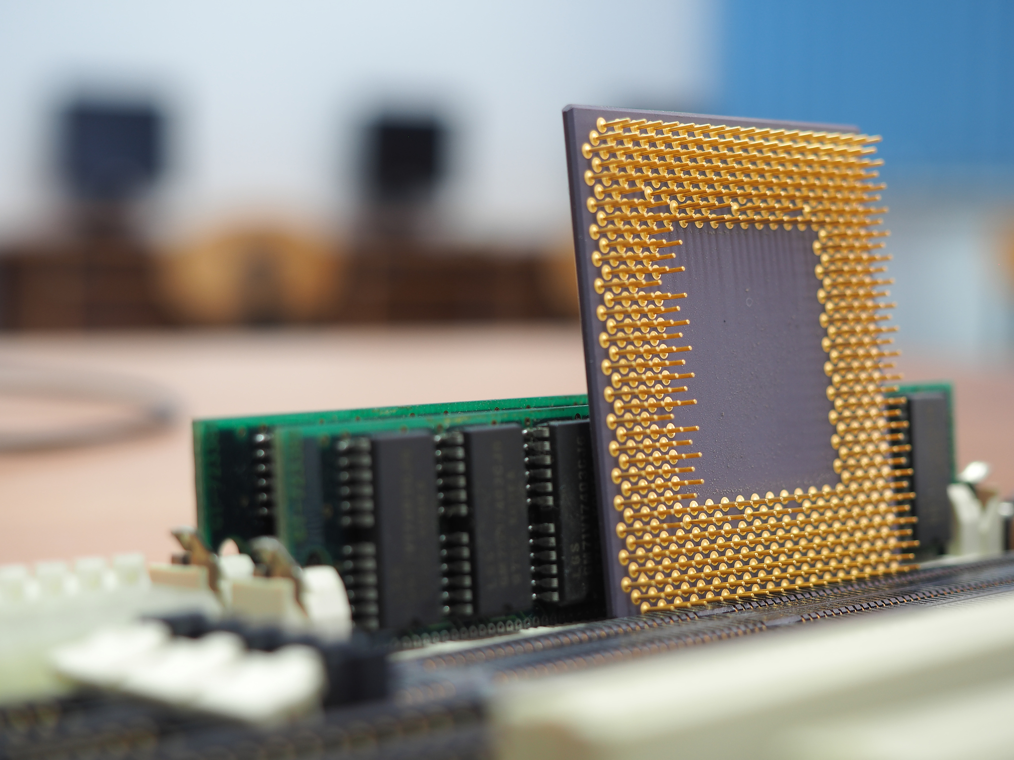 国产化芯片服务器配置 - 256GB内存，6块1.8TB硬盘