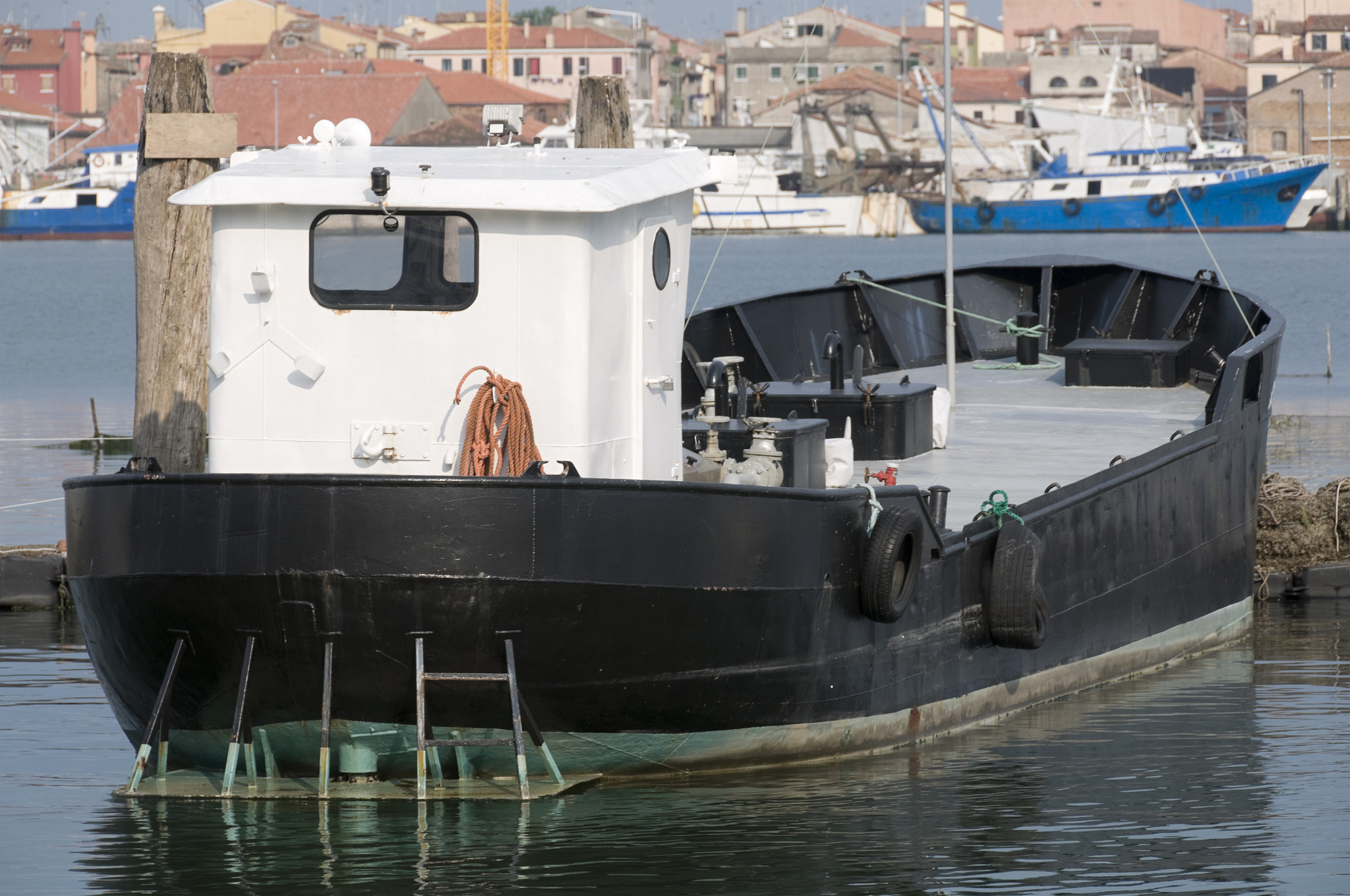 请修正润色while meeting the following conditions 1 Use equipment to crush solid waste and discharge after disinfection; 2 The ship speed is not lower than 4 knots and the discharge rate of domestic wastewa