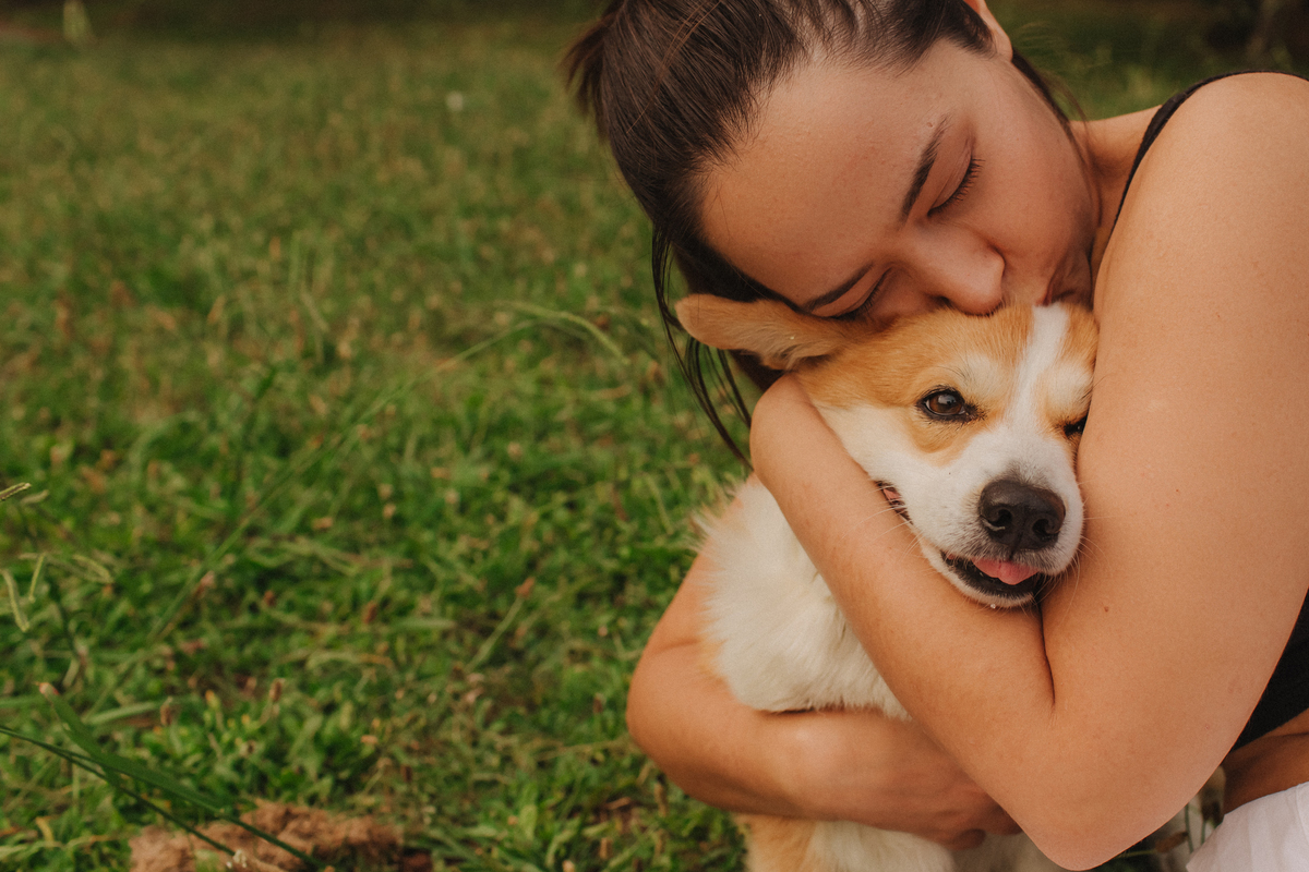 女生亲吻宠物猫狗：爱意表达还是健康风险？