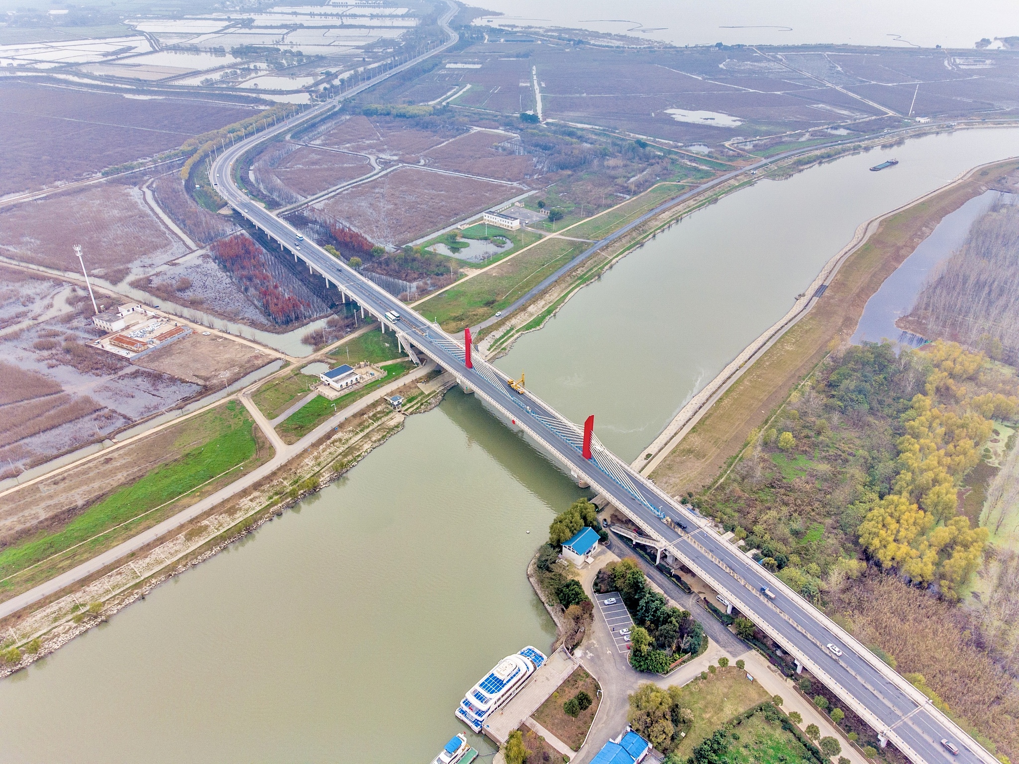 邳州南大桥帮我用210字详细描述