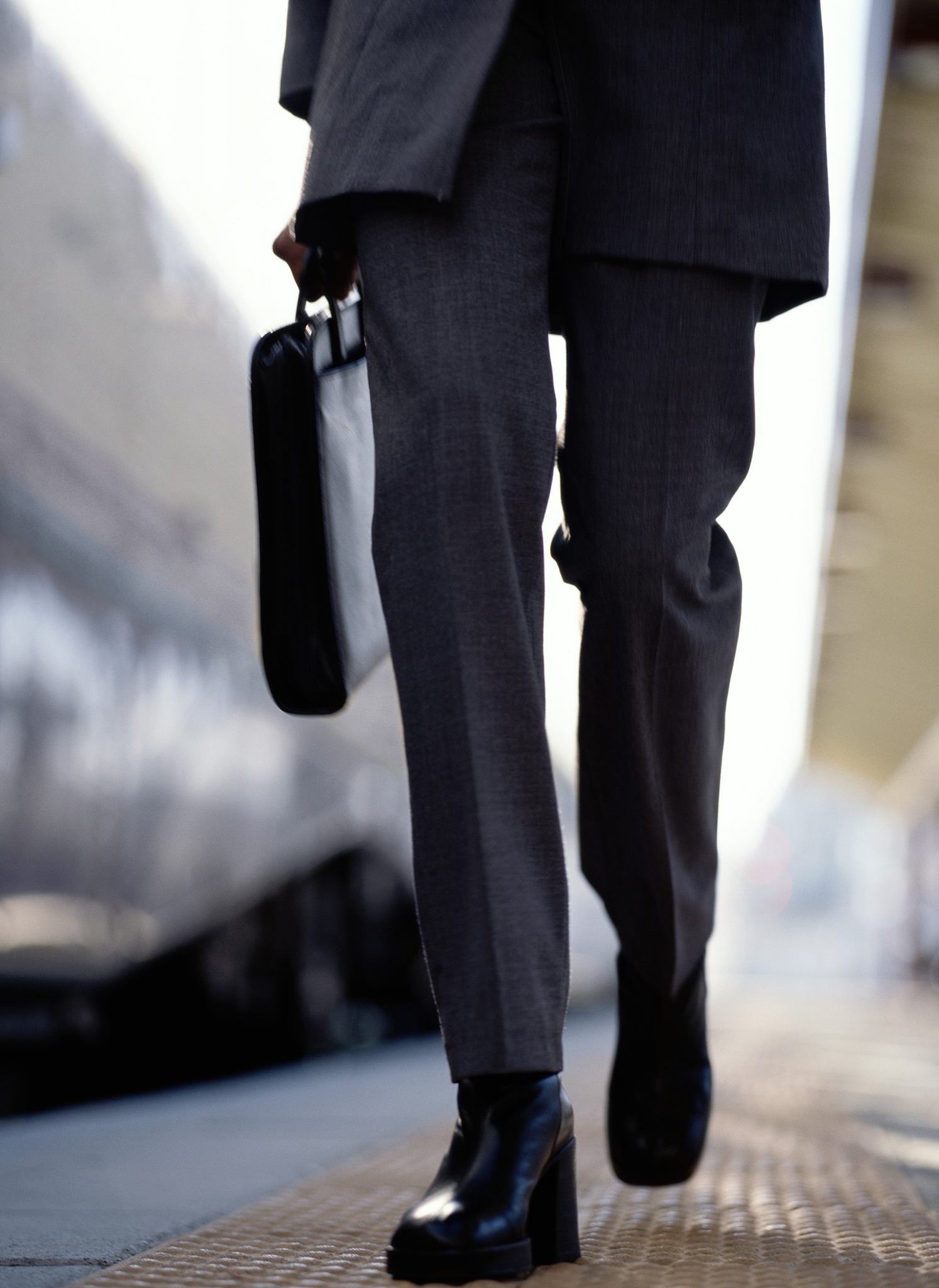 黑色圆头皮鞋搭配指南：打造潮流风格