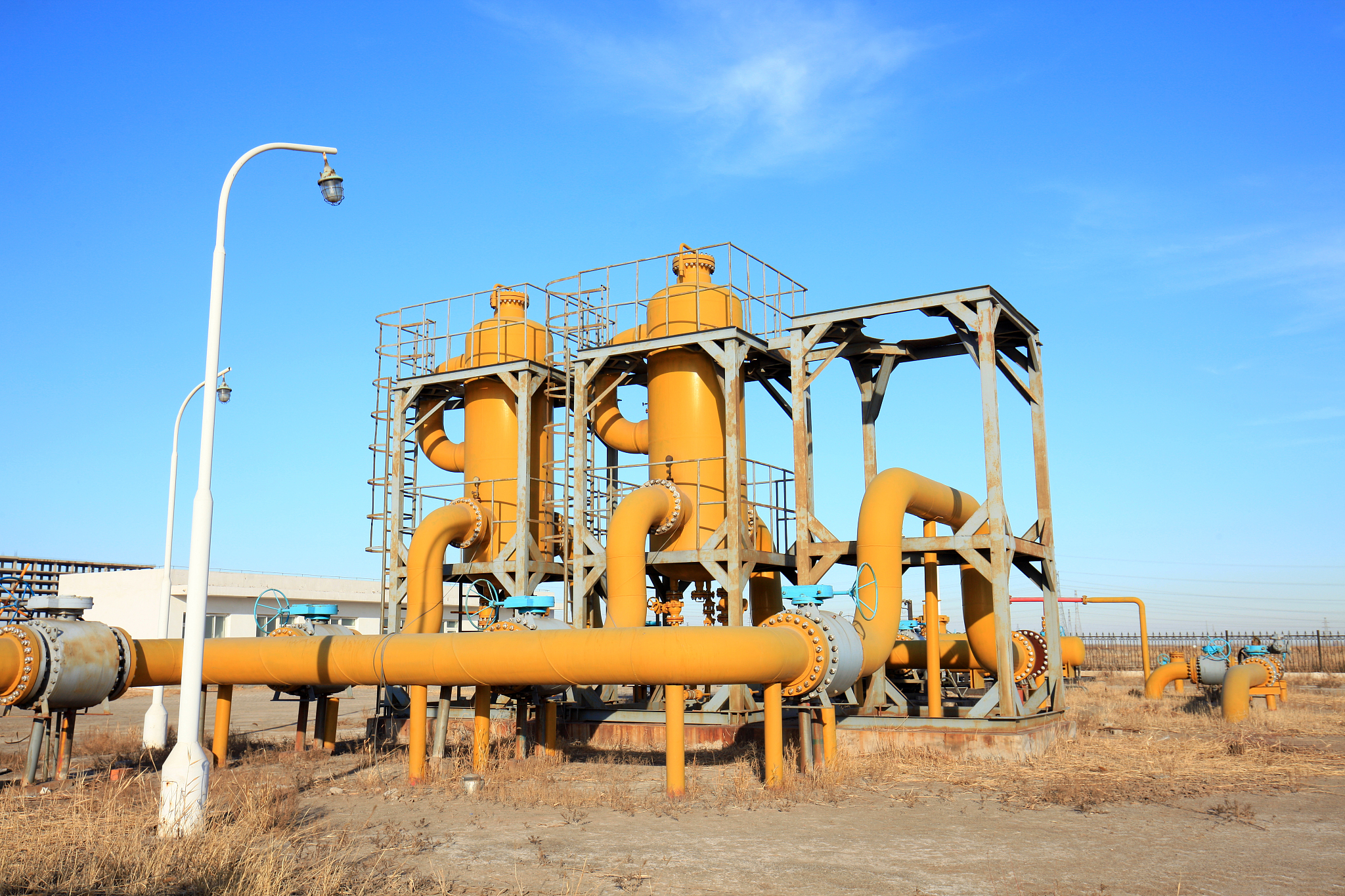 请用自己的理解写一篇中国石油新疆油田公司介绍，不能直接抄袭他人观点和概念。