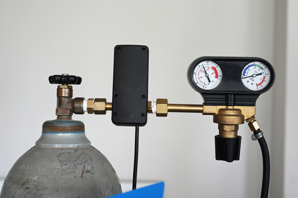 如何对压力传感器施加压力