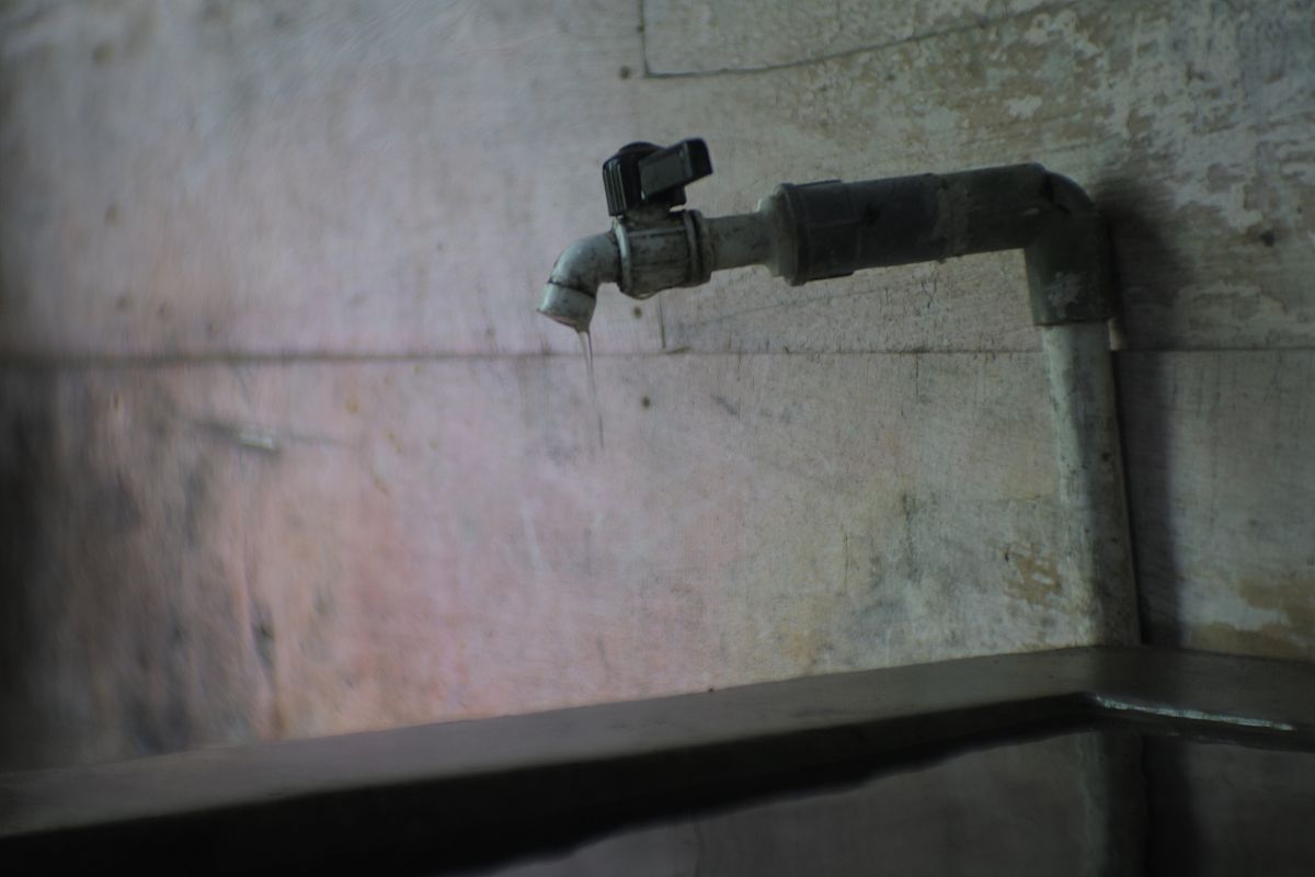 帮我生成大数据方向的本科毕业论文题目5个并且提供功能要求、相关技术、预期成果如果需要数据的话也提供一下数据来源地址谢谢。