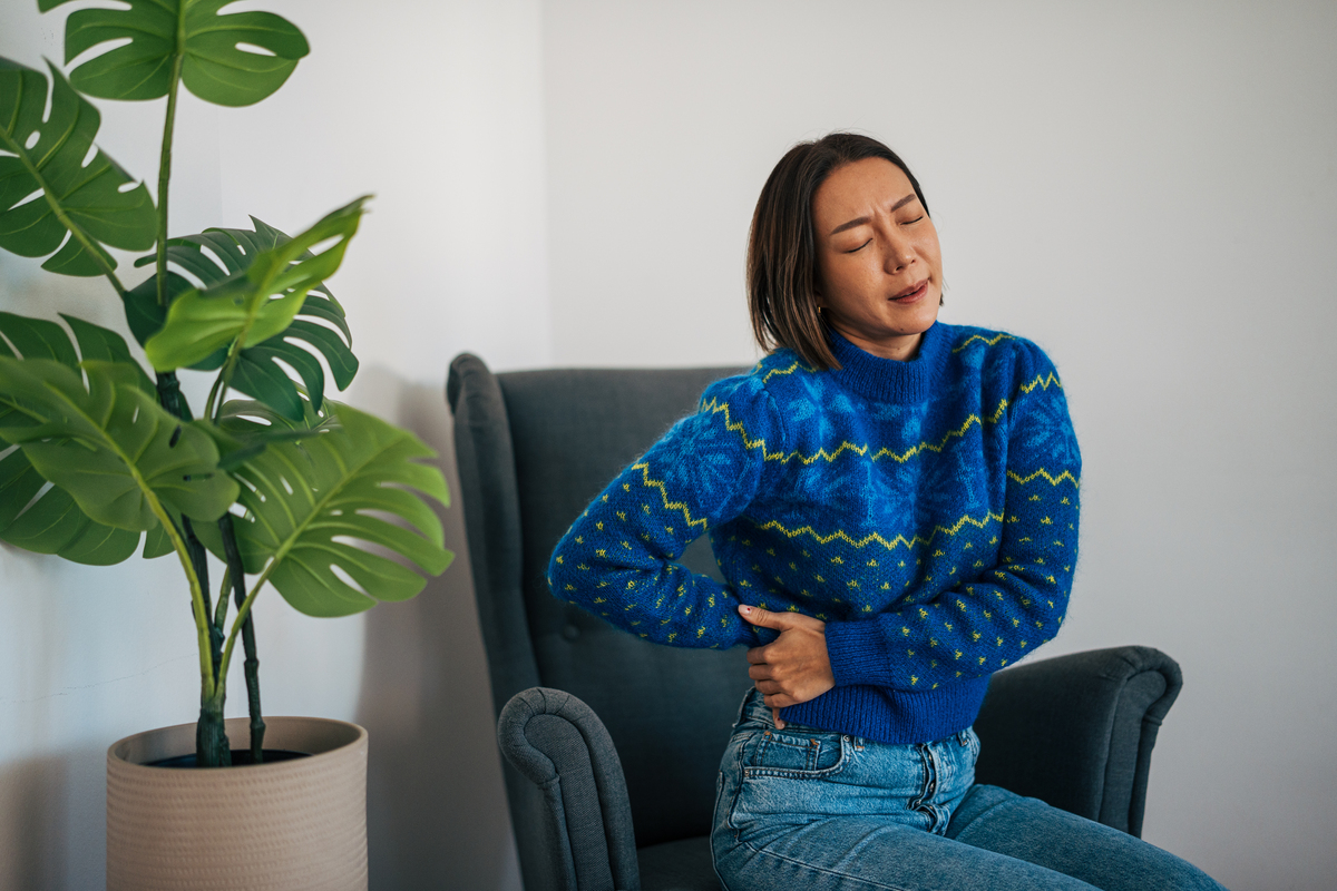 坐姿不当导致背部疼痛的女性