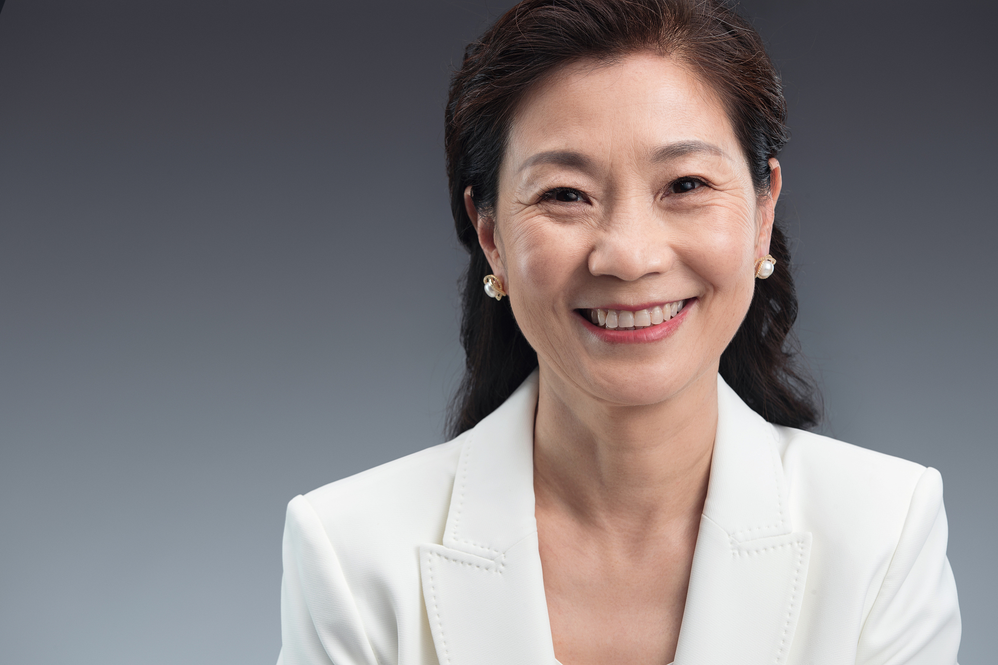 优雅时尚的商务中年女士肖像
