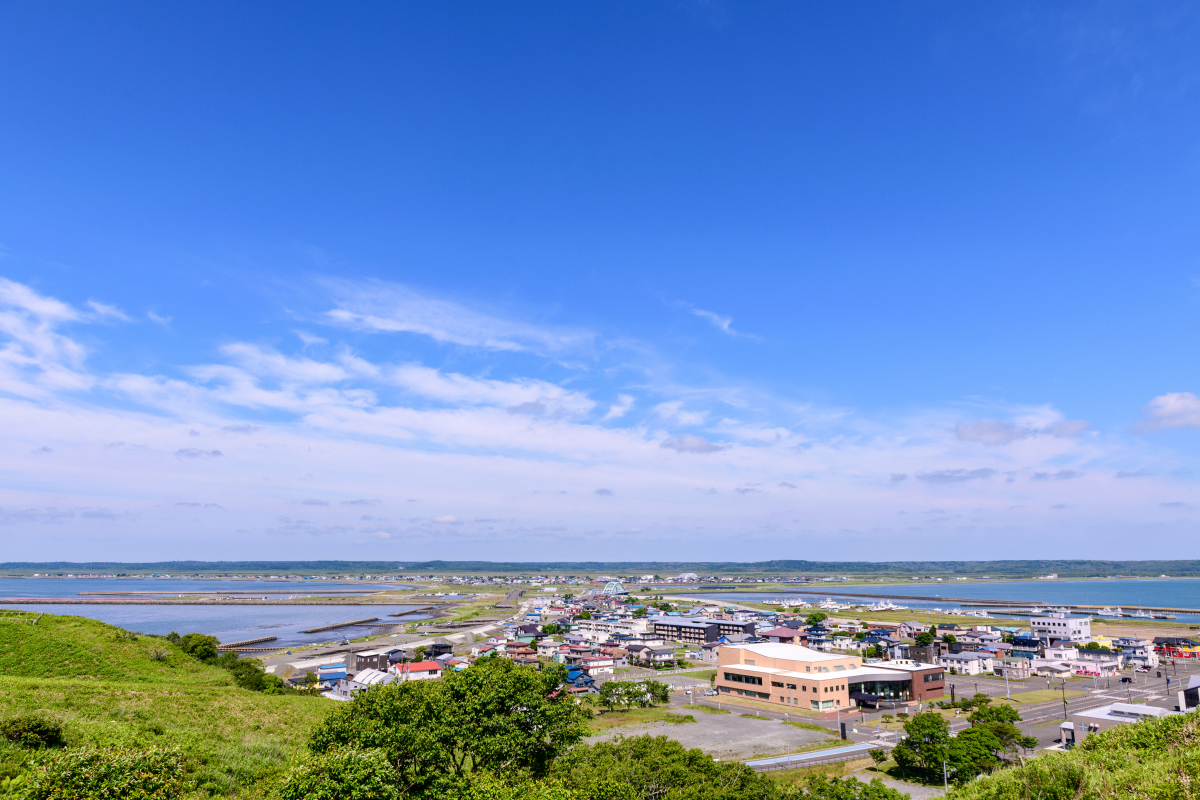 北海道晴空下,滨中町与大海的全景海岸风光