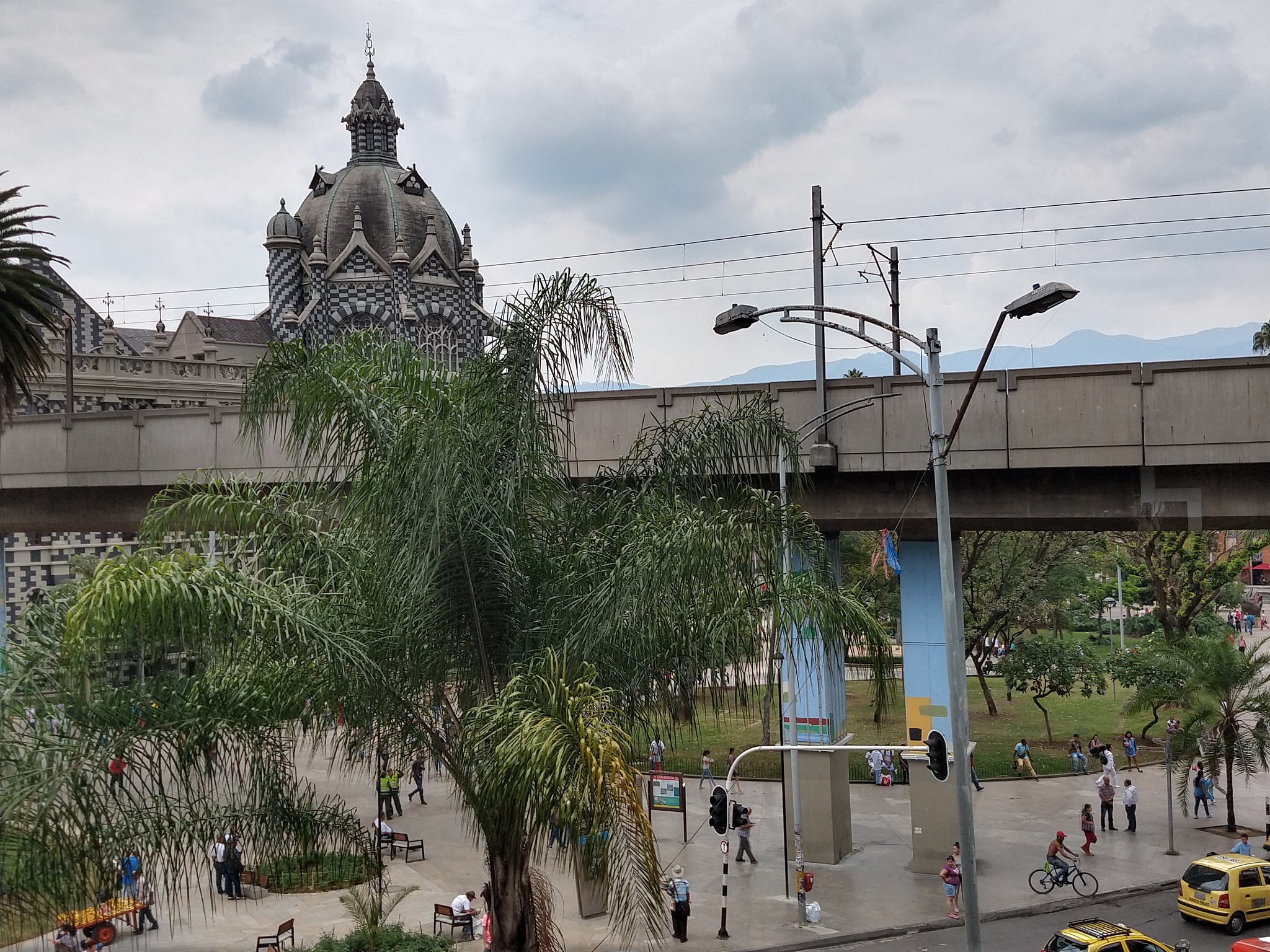 请翻译From Transnational Language Policy Transfer to Local Appropriation The Case of the National Bilingual Program in Medellín Colombia