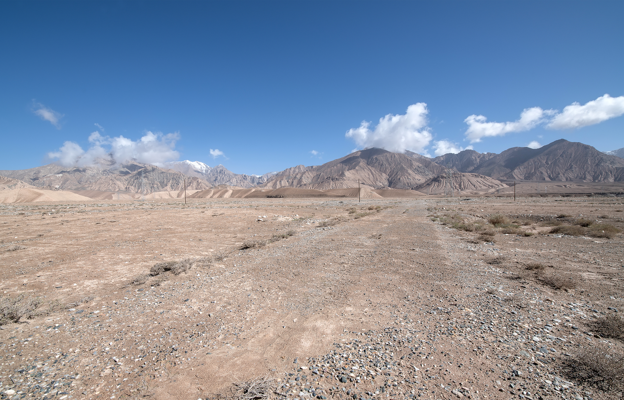 dirt road along qinghai-tibet highway