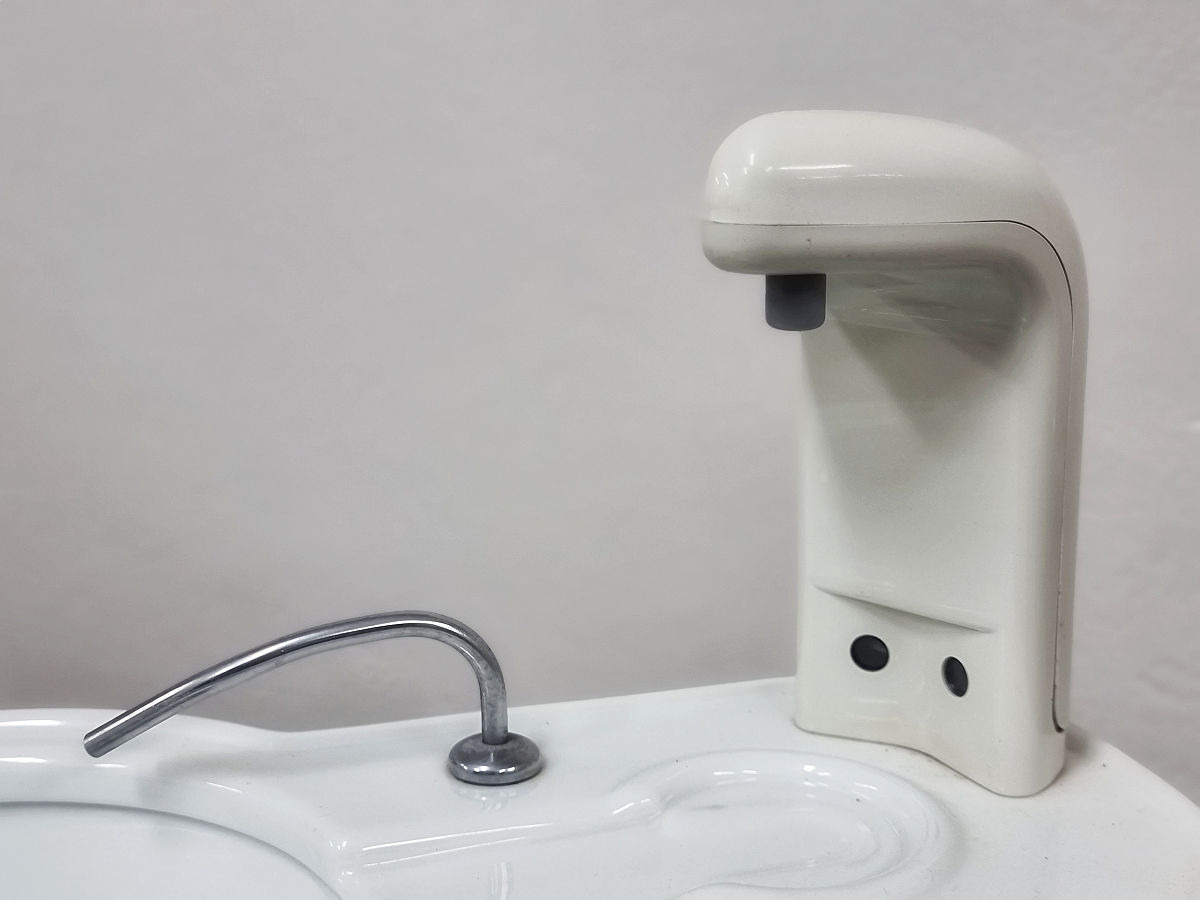 自动感应洗手液机：倾角设计，泡沫不沾，便捷生活