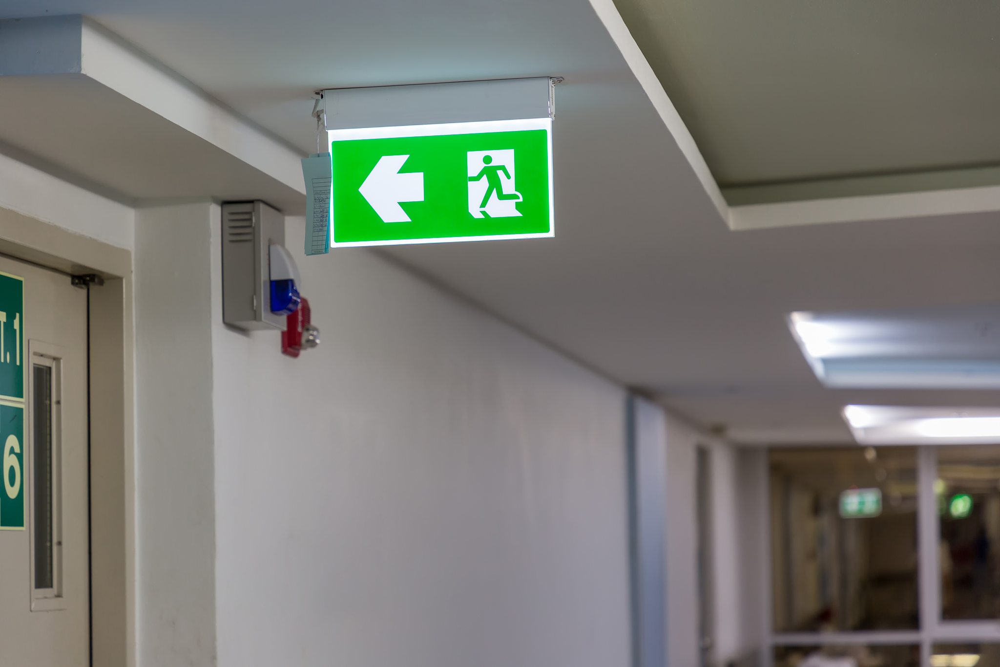 A型集中电源集中控制型疏散指示标志灯具在正常工作条件下处于应急状态可能是什么原因引起的？