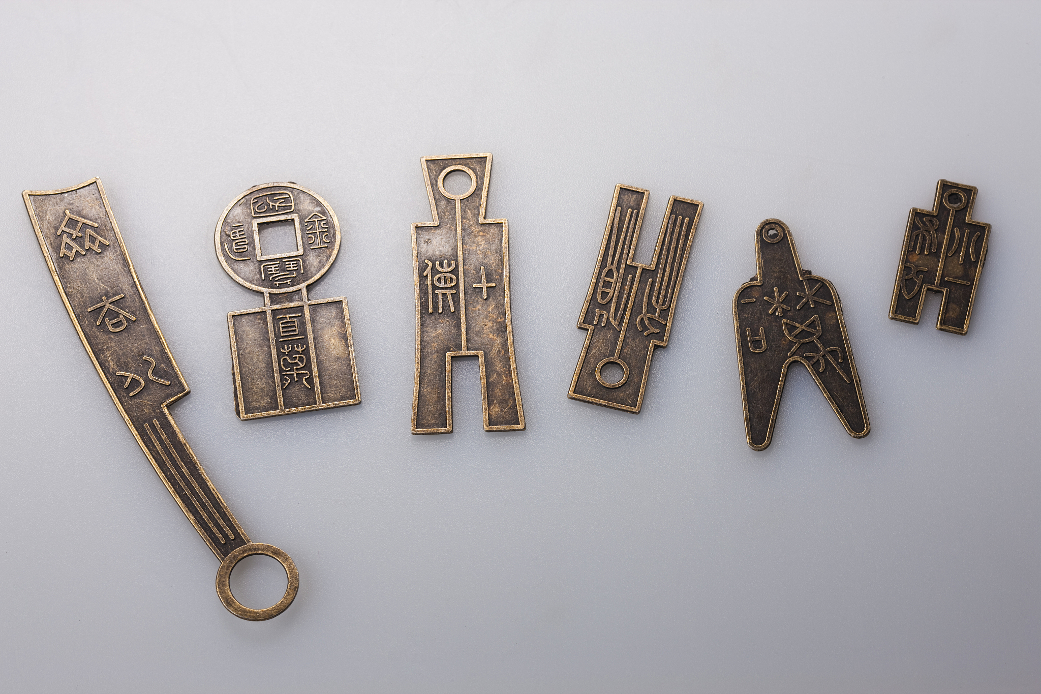 翻译：Since the Bronze Age humans have been altering the properties of materials by adding alloying elements For example a few percent by weight of copper was added to silver to produce sterling silver f